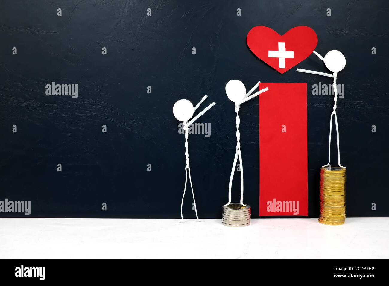 Stick Figur, die für eine rote Herzform mit Kreuz Ausschnitt beim Schritt auf Stapel von Münzen. Gesundheitsversorgung, medizinische Versorgung und Krankenhauszugang Ungleichheit. Stockfoto