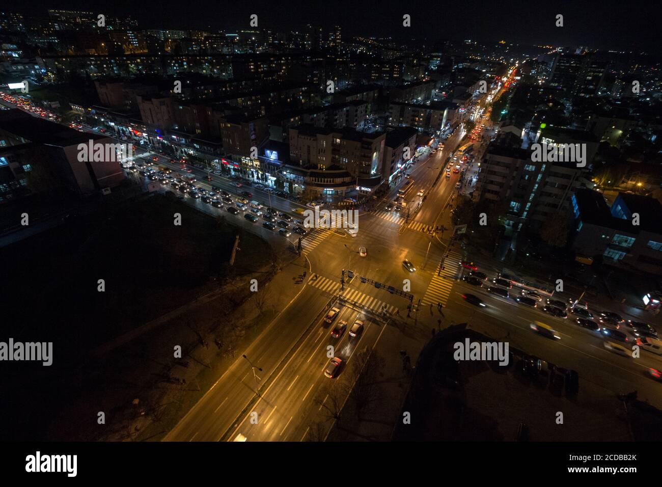 Prishtina, KOSOVO - 11. NOVEMBER 2016: Nächtlicher Blick auf die Kreuzung zwischen Bill Clinton Boulevard und George W Bush Bd mit vorbeifahrenden Autos ist K Stockfoto