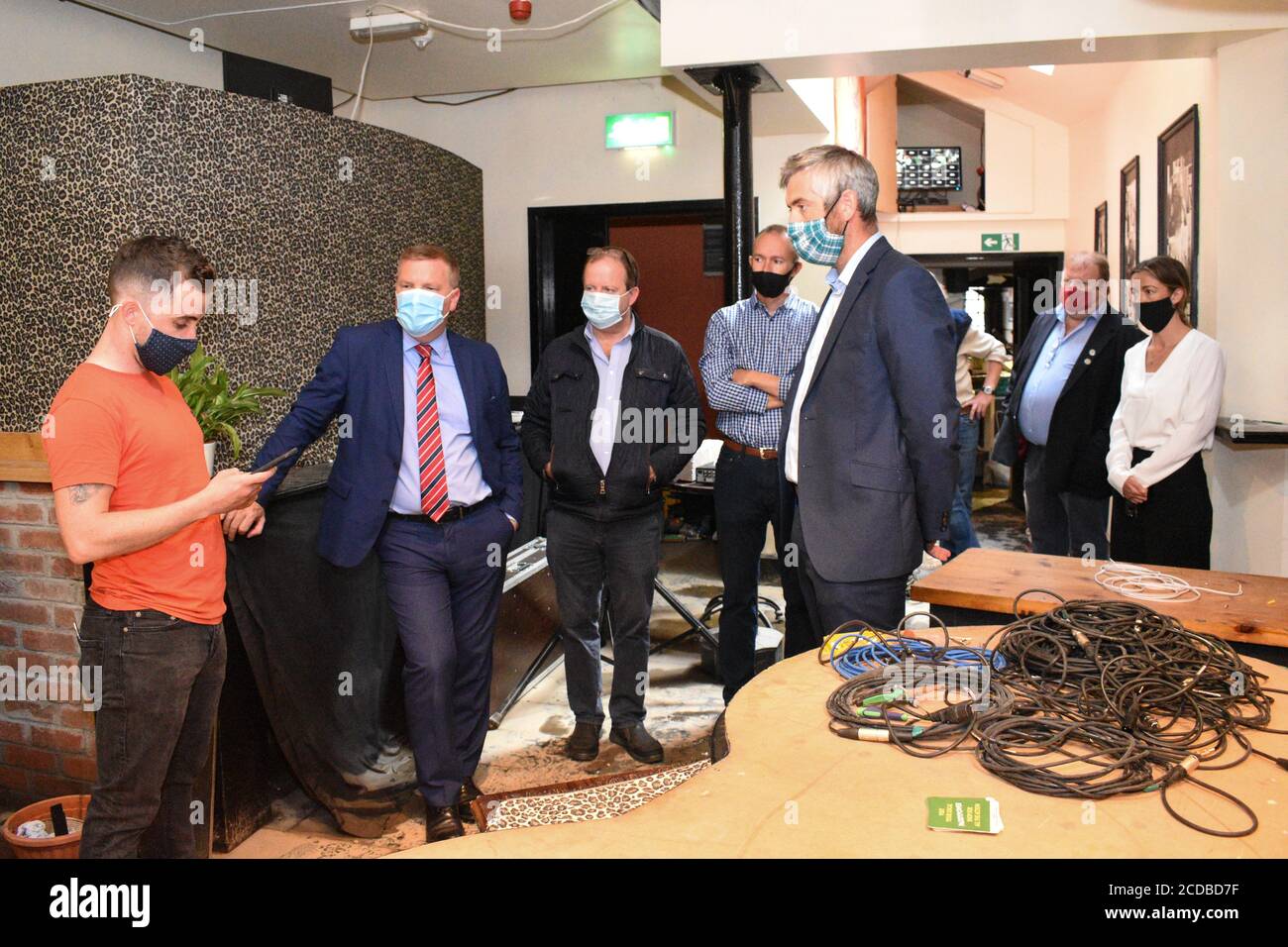 Michael McGrath Minister für öffentliche Ausgaben und Reform besuchte Bantry, um mit Einheimischen über die jüngsten Überschwemmungen, gemütliche Cabin Bar zu diskutieren Stockfoto