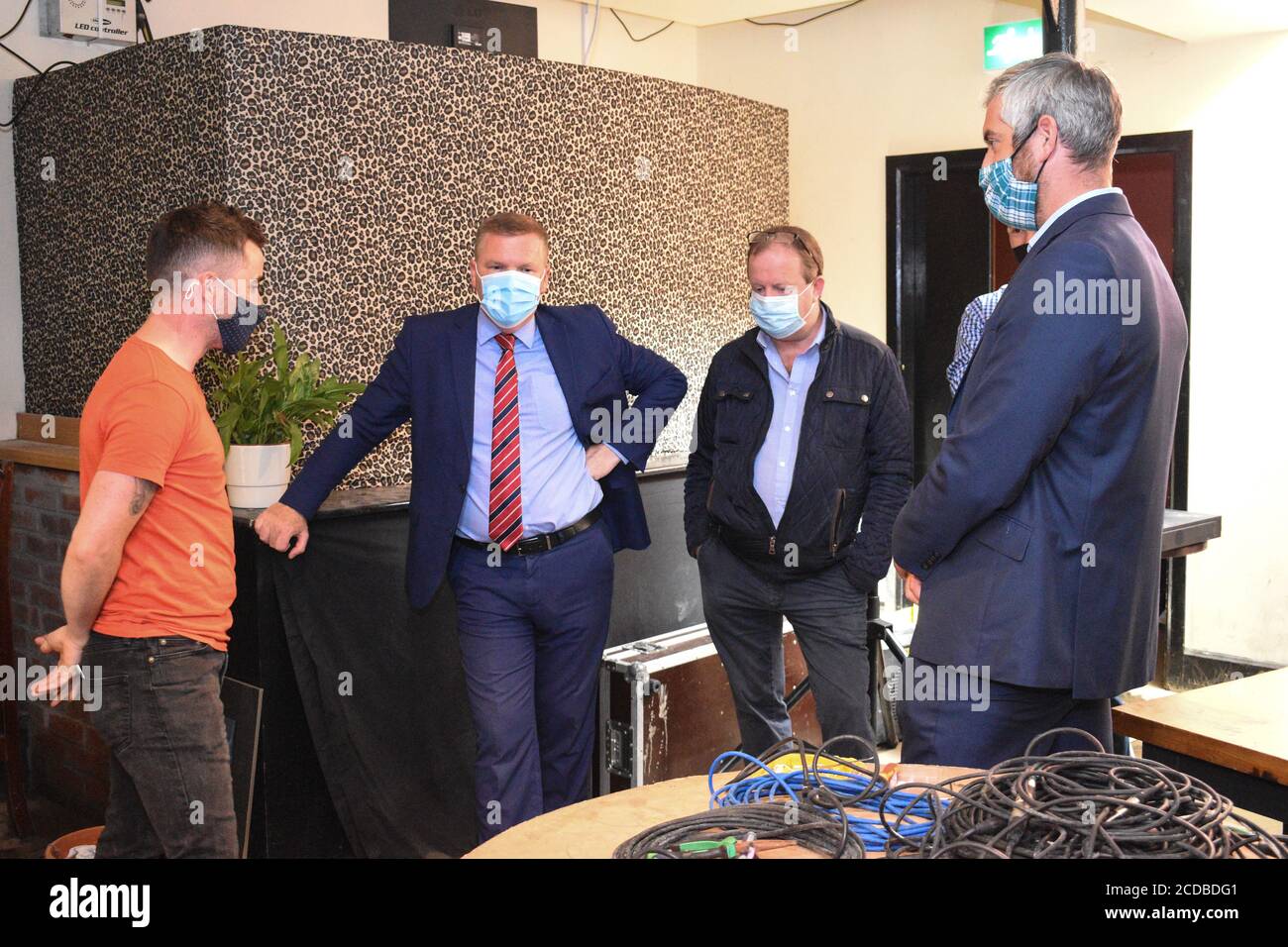 Michael McGrath Minister für öffentliche Ausgaben und Reform besuchte Bantry, um mit Einheimischen über die jüngsten Überschwemmungen, gemütliche Cabin Bar zu diskutieren Stockfoto