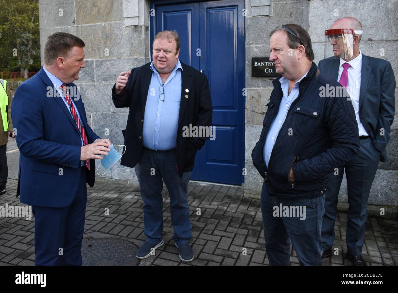 Michael McGrath Minister für öffentliche Ausgaben und Reform besuchte Bantry Mit den Einheimischen über die jüngsten Überschwemmungen zu diskutieren Stockfoto