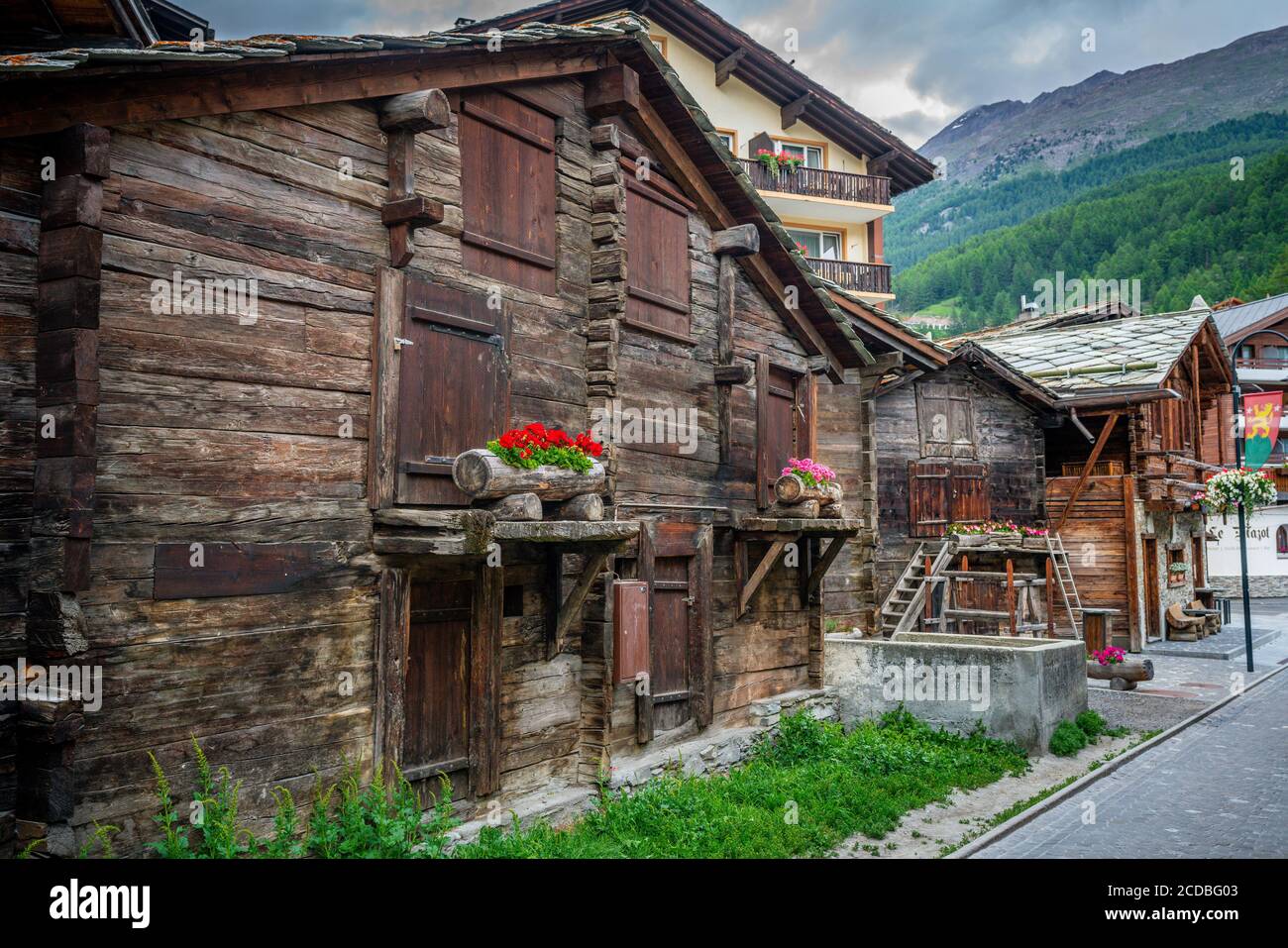 Altes traditionelles Schweizer Holzchalet ein altes Holzhaus Hinterdorf oder hinteres Dorf Zermatt Schweiz Stockfoto Altes traditionelles Schweizer Holzchalet ein altes Holzhaus Hinterdorf oder hinteres Dorf Zermatt Schweiz Stockfoto