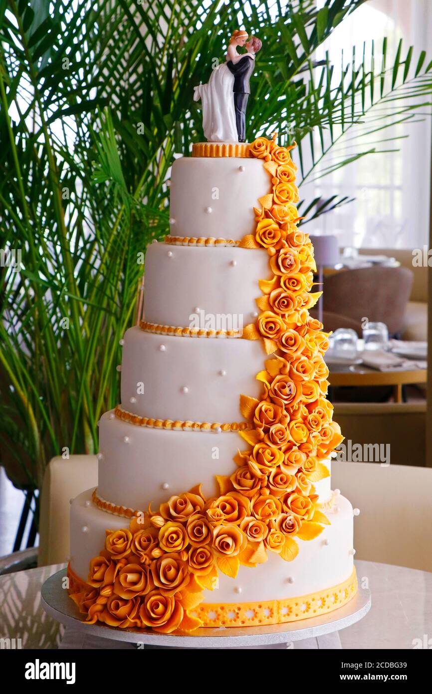 Hochzeitstorte, Braut und Bräutigam Paar Puppe auf einem weißen und goldenen Kuchen Stockfoto