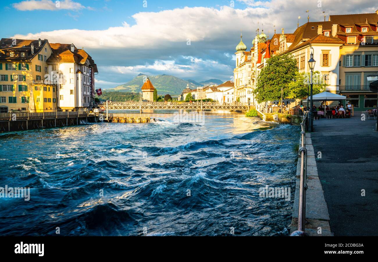 Reuss Fluss turbulenter Blick auf das Wasser mitten in Luzern alt Stadt mit der Kapelle Brücke und Rigi Berg im Hintergrund In Luzern Schweiz Stockfoto