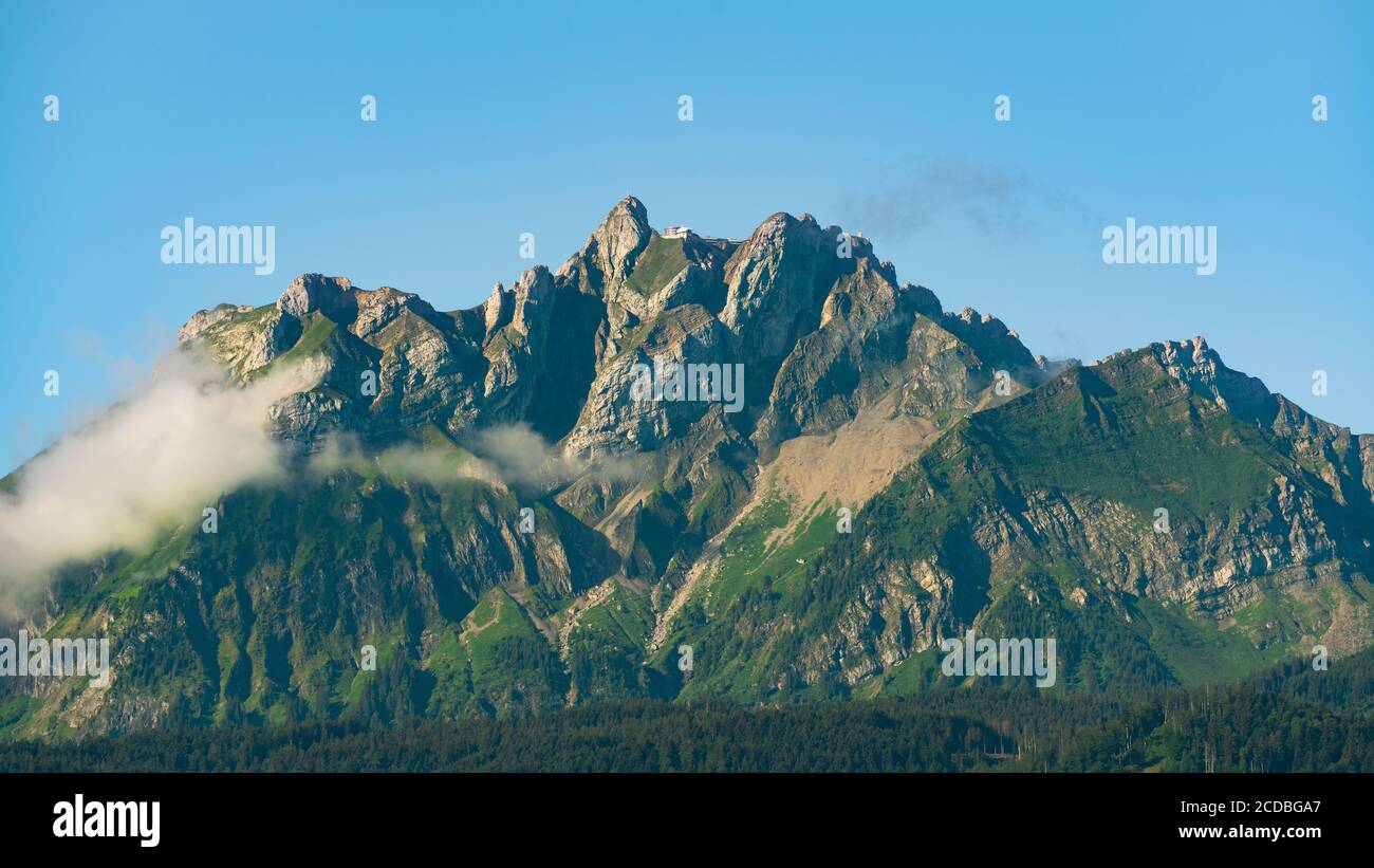 Pilatus kulm Berggipfel Fernsicht von Luzern aufgenommen während Sommer mit klarem blauen Himmel in der Schweiz Stockfoto