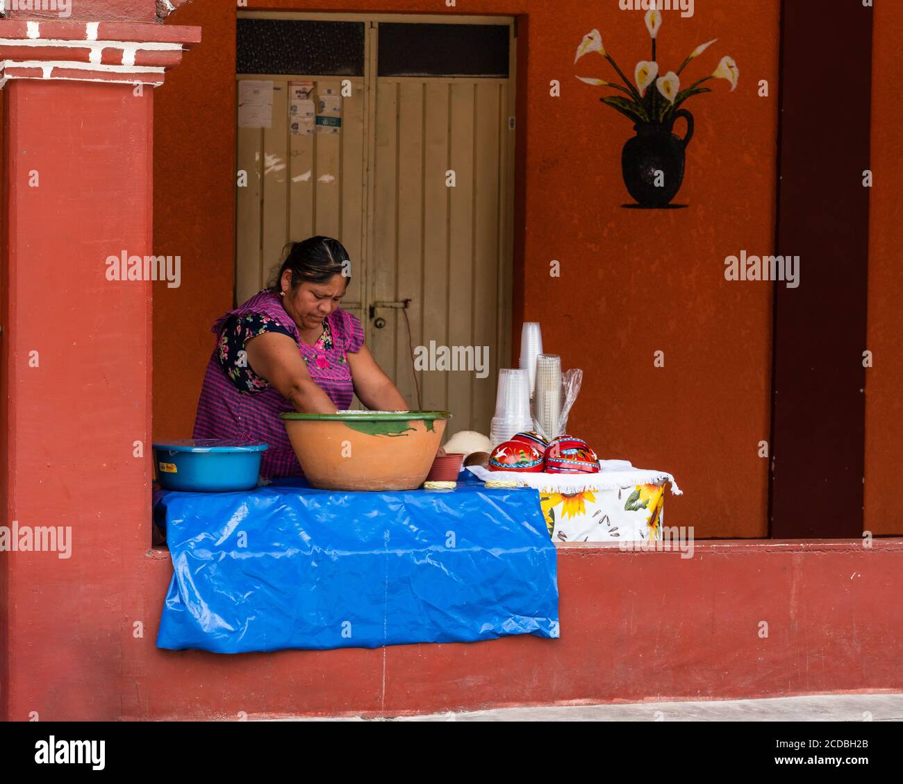 Eine Zapoteerin macht Tejate, ein traditionelles Getränk in Oaxaca, Mexiko. Hauptzutaten sind gerösteter Mais, fermentierte Kakaobohnen, gerösteter Mamey pi Stockfoto