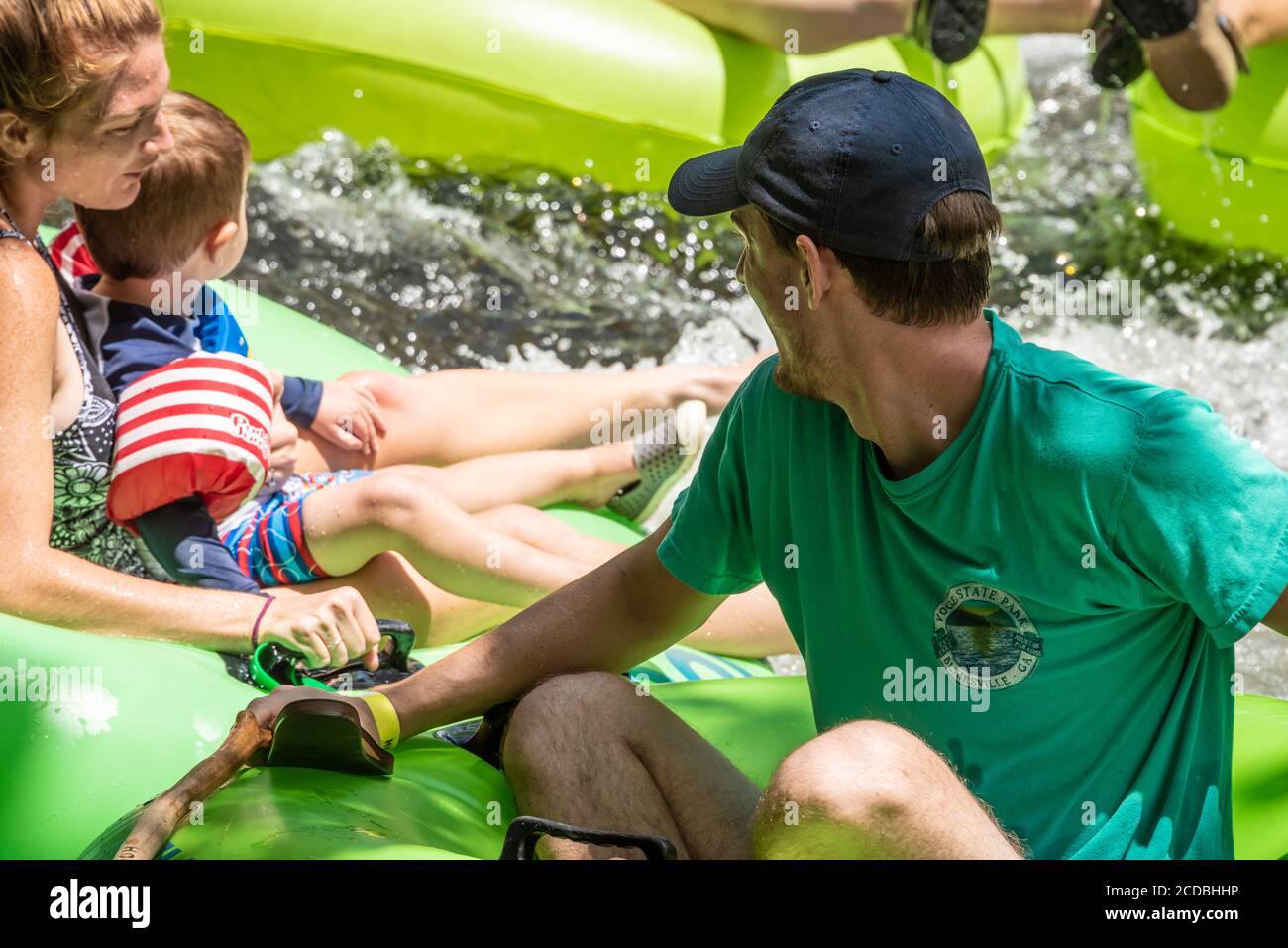Familien-Tubing auf dem Chattahoochee River in den North Georgia Mountains bei Helen, Georgia. (USA) Stockfoto
