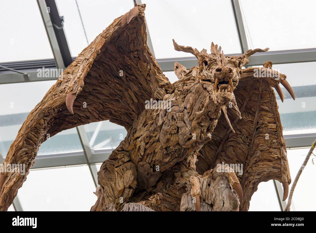 Singapur 23. August 2020: Die Drachenwurzel Schnitzerei in der Blumenkuppel des Gartens an der Bucht. Stockfoto