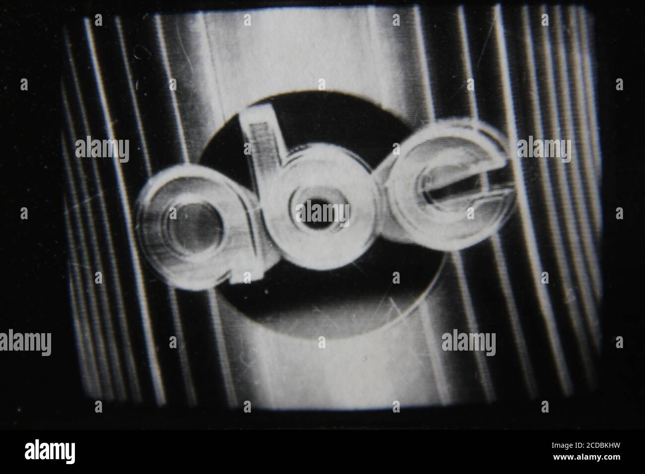 Feine Vintage-Schwarz-Weiß-Fotografie des abc-Logos aus den 1970er Jahren auf dem Kleinbildfernseher. Stockfoto