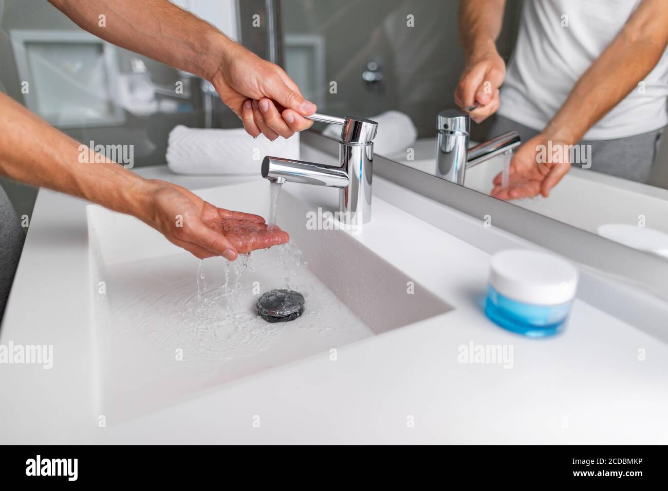 Heißes Wasser über Hand Was Tun www.alamy.de