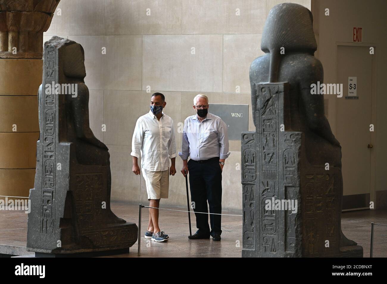 New York City, USA. August 2020. Besucher, die Masken tragen, sehen den ägyptischen Flügel des Metropolitan Museum of Art während einer Vorschau vor seiner Wiedereröffnung am kommenden Samstag, New York, NY, 27. August 2020, besichtigen. Während kulturelle Einrichtungen in der Stadt wieder öffnen, Museen wie das MET wird eine Reihe von Vorsichtsmaßnahmen, einschließlich reduzierte Stunden, reservierte Tickets, Maske Mandate, drastisch begrenzt Teilnahme an einem Viertel der Kapazität. (Anthony Behar/Sipa USA) Quelle: SIPA USA/Alamy Live News Stockfoto