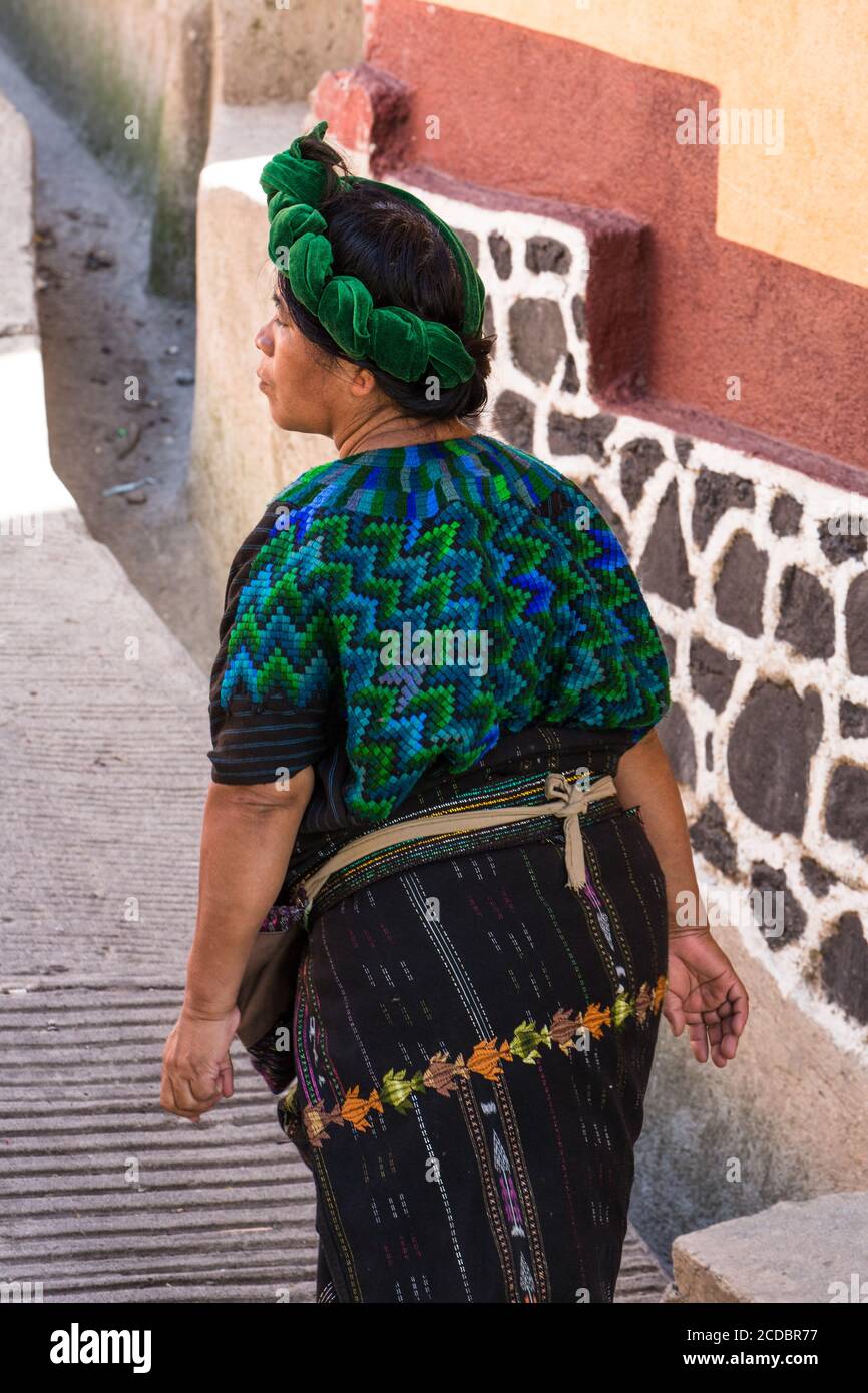 Eine Cakchiquel Maya Frau in traditioneller Kleidung geht die Straße hinunter in Santa Cruz la Laguna, Guatemala. Stockfoto