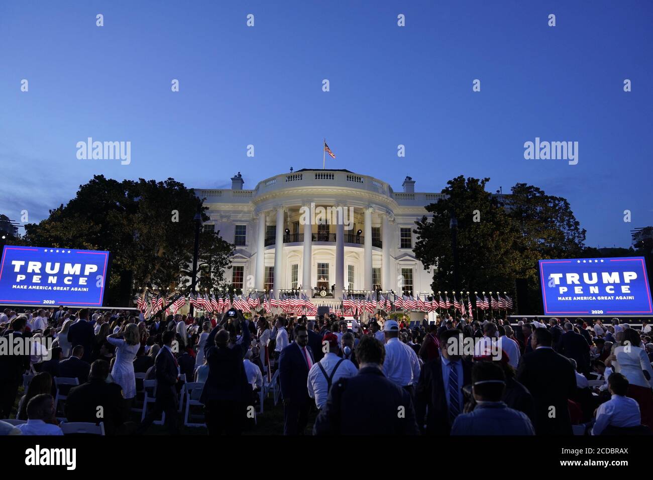 Washington, Vereinigte Staaten Von Amerika. August 2020. Gäste erwarten US-Präsident Donald J. Trump, der die Nominierung der Republikanischen Partei annimmt und am Donnerstag, den 27. August 2020, eine Rede vom South Lawn des Weißen Hauses in Washington, DC, hält.Quelle: Erin Scott/Pool via CNP *** Local Caption *** BSMID5075813 Quelle: dpa/Alamy Live News Stockfoto