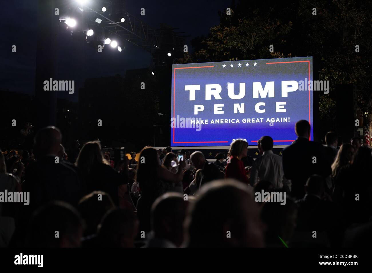 Washington, Vereinigte Staaten Von Amerika. August 2020. Gäste erwarten US-Präsident Donald J. Trump, der die Nominierung der Republikanischen Partei annimmt und am Donnerstag, den 27. August 2020, eine Rede vom South Lawn des Weißen Hauses in Washington, DC, hält.Quelle: Erin Scott/Pool via CNP *** Local Caption *** BSMID5075815 Quelle: dpa/Alamy Live News Stockfoto