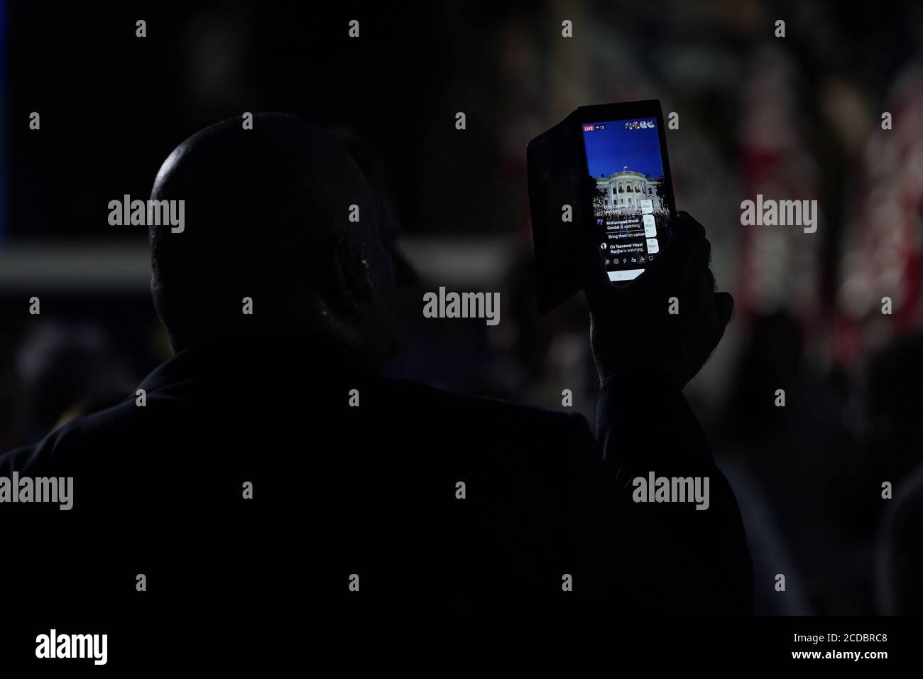 Washington, Vereinigte Staaten Von Amerika. August 2020. Gäste erwarten US-Präsident Donald J. Trump, der die Nominierung der Republikanischen Partei annimmt und am Donnerstag, den 27. August 2020, eine Rede vom South Lawn des Weißen Hauses in Washington, DC, hält.Quelle: Erin Scott/Pool via CNP *** Local Caption *** BSMID5075814 Quelle: dpa/Alamy Live News Stockfoto