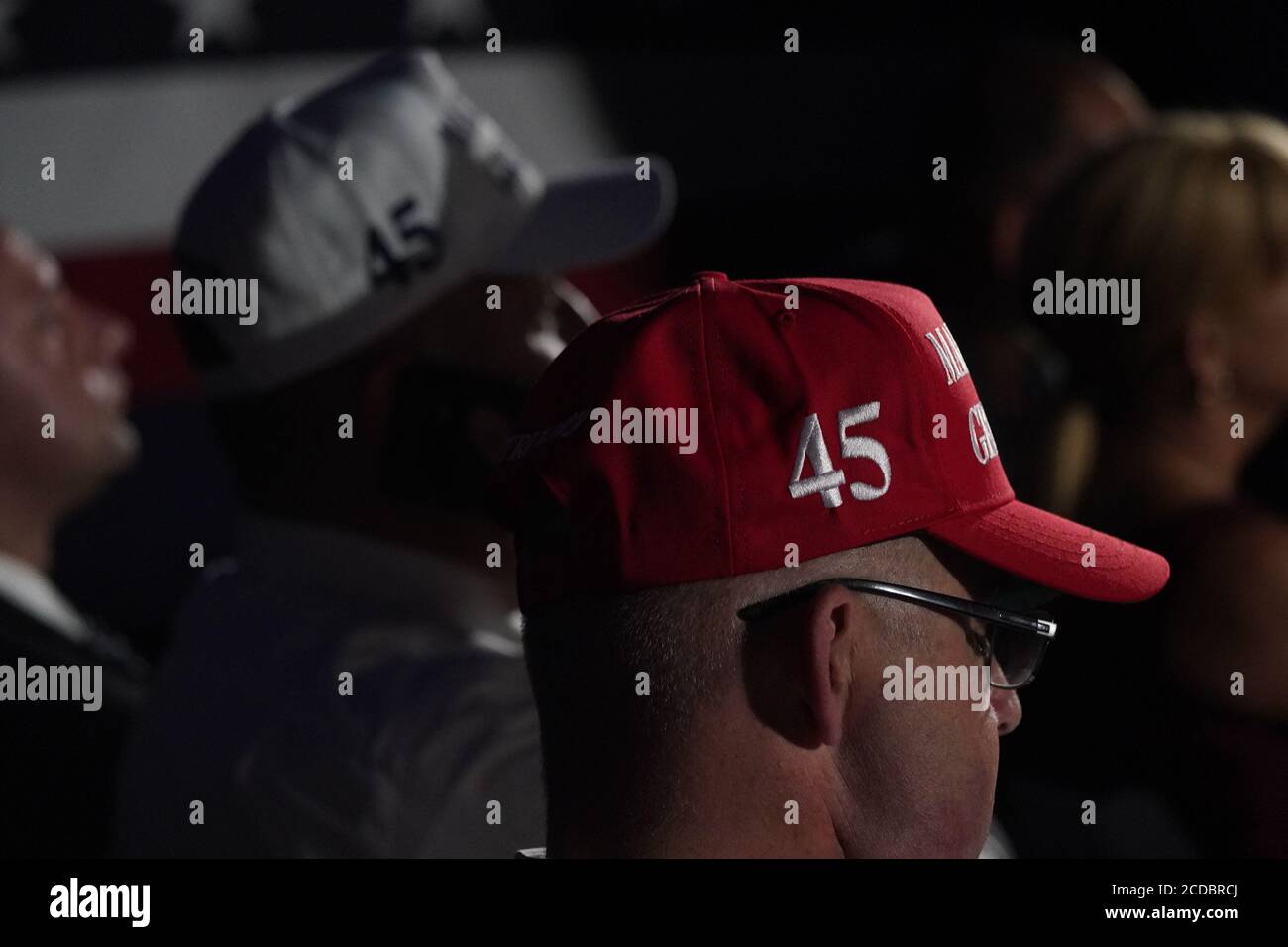 Washington, Vereinigte Staaten Von Amerika. August 2020. Gäste erwarten US-Präsident Donald J. Trump, der die Nominierung der Republikanischen Partei annimmt und am Donnerstag, den 27. August 2020, eine Rede vom South Lawn des Weißen Hauses in Washington, DC, hält.Quelle: Erin Scott/Pool via CNP *** Local Caption *** BSMID5075828 Quelle: dpa/Alamy Live News Stockfoto