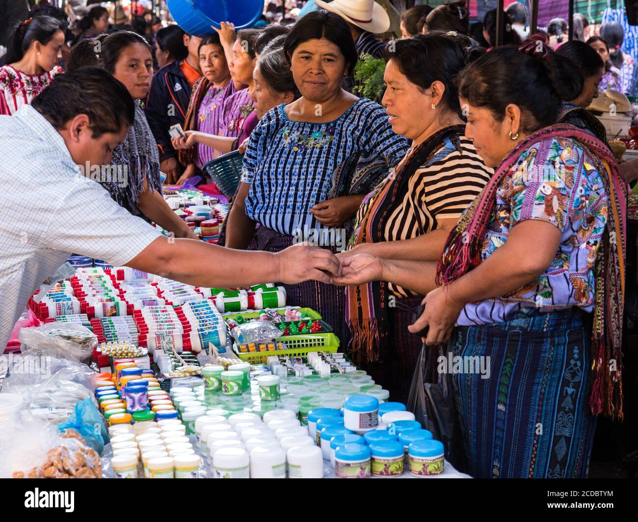 Drei Maya-Frauen im traditionellen Bekleidgeschäft für Gesundheitsprodukte an einem Verkaufsstand auf dem wöchentlichen Open Market in Santiago Atitlan, Guatemala. Ein Wom Stockfoto