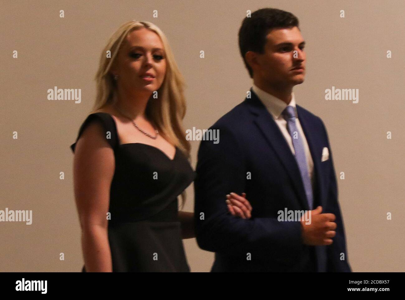 Washington, USA. August 2020. Tiffany Trump und Michael Boulos treffen am 27. August 2020 zum vierten Tag der Republikanischen Nationalversammlung 2020 auf dem South Lawn des Weißen Hauses in Washington, DC ein. (Foto von Oliver Contreras/SIPA USA) Quelle: SIPA USA/Alamy Live News Stockfoto