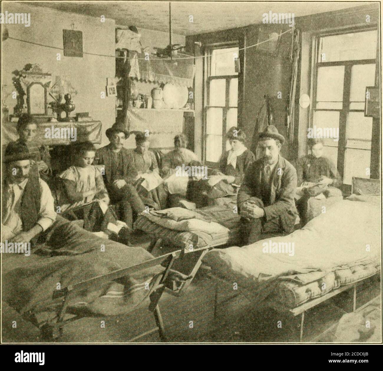 . Startseite Missionar, Der (April 1905-März 1906) . ITALIENISCHER RAG PICKER S SHOP. ITALIENISCHER SWEATSHOP aus der Vergangenheit mit Italien übrig. Denken Sie an Kunst mit Italien Takenout davon. Denken Sie an eine Welt ohne jede italienische Musik in ihr. Denken Sie an die Wissenschaft ohne Archimedes undMarconi und Galileo, mit seiner Erfindung des Thermometers und des teles-Copes, seiner Entdeckung der Bewegungsgesetze und der Bewegungen der Erde und der Himmelskörper. Denken Sie an die Geschichte mit Caesar und Columbusund Napoleon ausgelassen. Denken Sie, whata Unterschied es hadrömische Straßen und römisches Recht neveroverrun Europa gebildet hätte. Denken Sie, wie muchmermer a Stockfoto