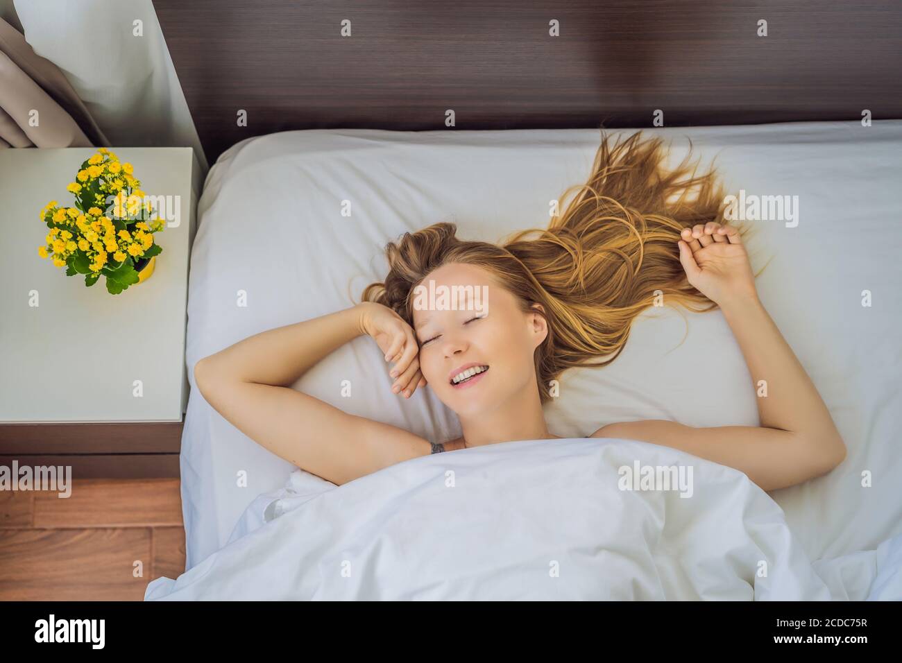 Schlafen Sie ohne Kissen. Junge Frau schläft im Bett ohne Kissen. Portrait  of Beautiful Female ruht auf komfortablen Bett ohne Kissen in  Stockfotografie - Alamy