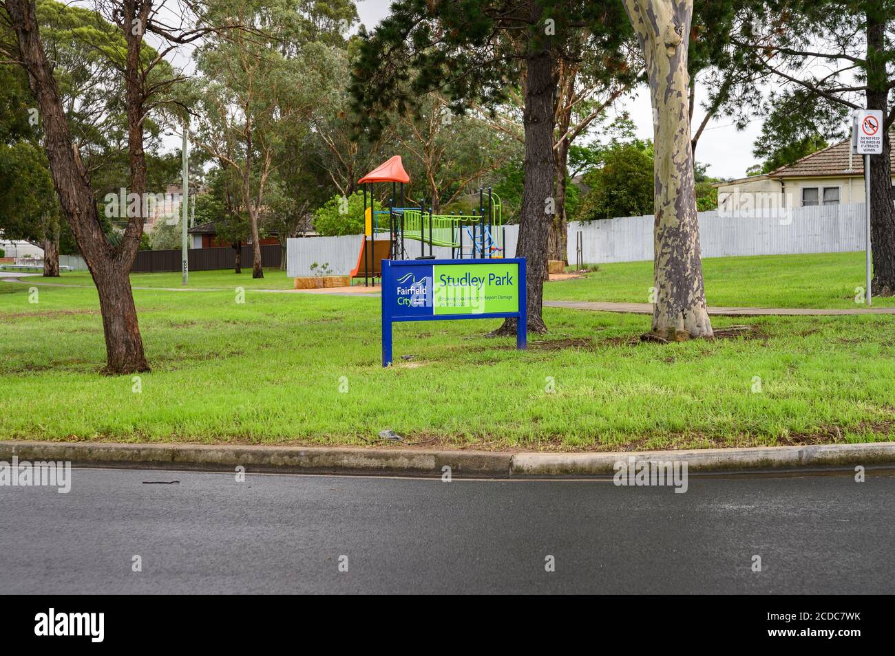 Studley Park Schild und Spielplatz Hintergrund Weichzeichnen auf einem regnerischen Sommernachmittag Stockfoto