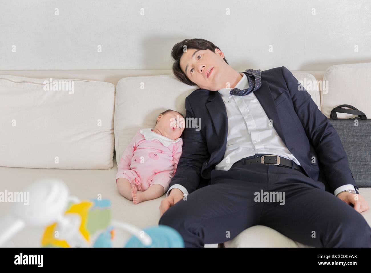 Modernes junges Familienkonzept, junge Mutter und Vater mit Neugeborenen 574 Stockfoto