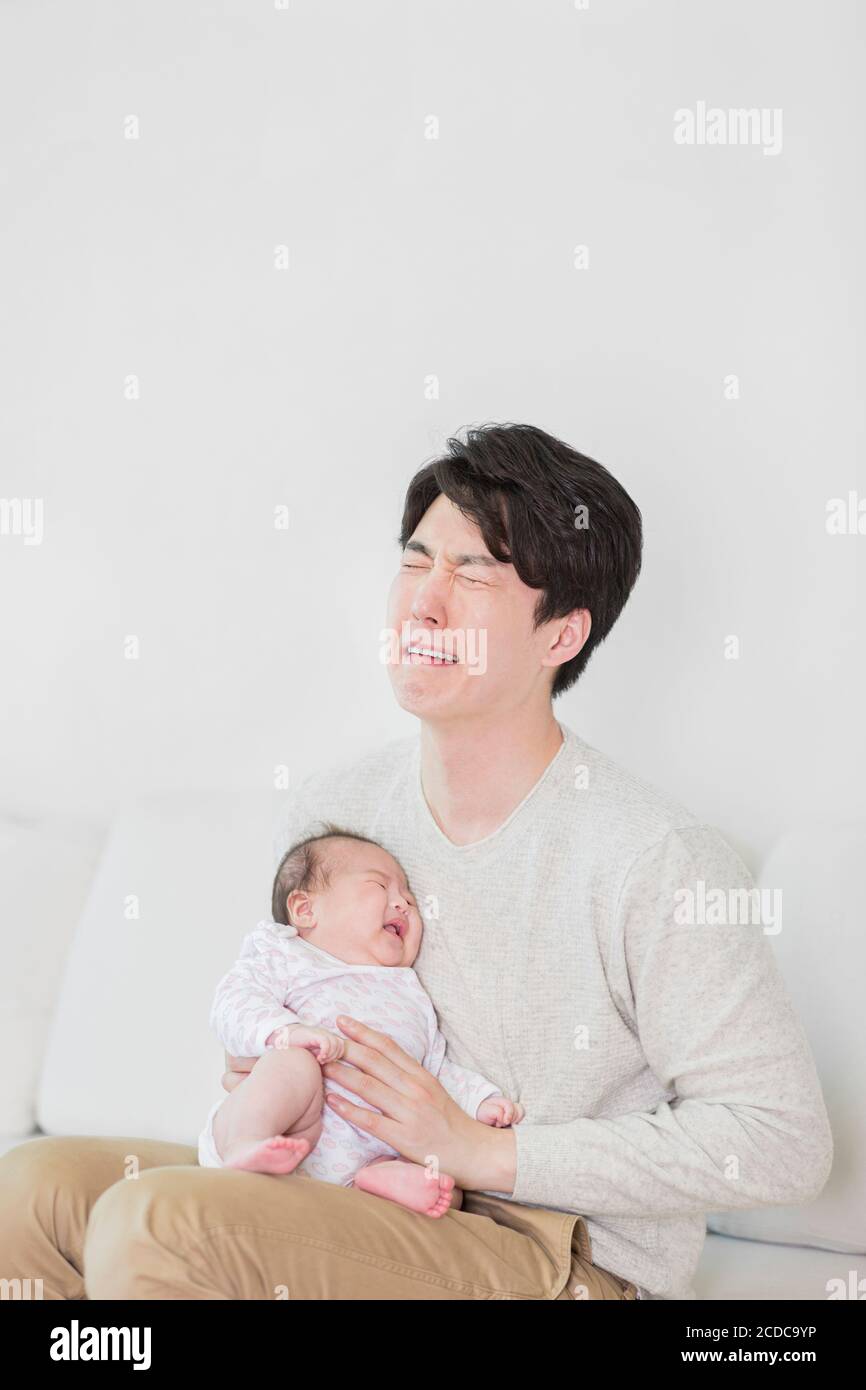 Modernes junges Familienkonzept, junge Mutter und Vater mit Neugeborenen 526 Stockfoto