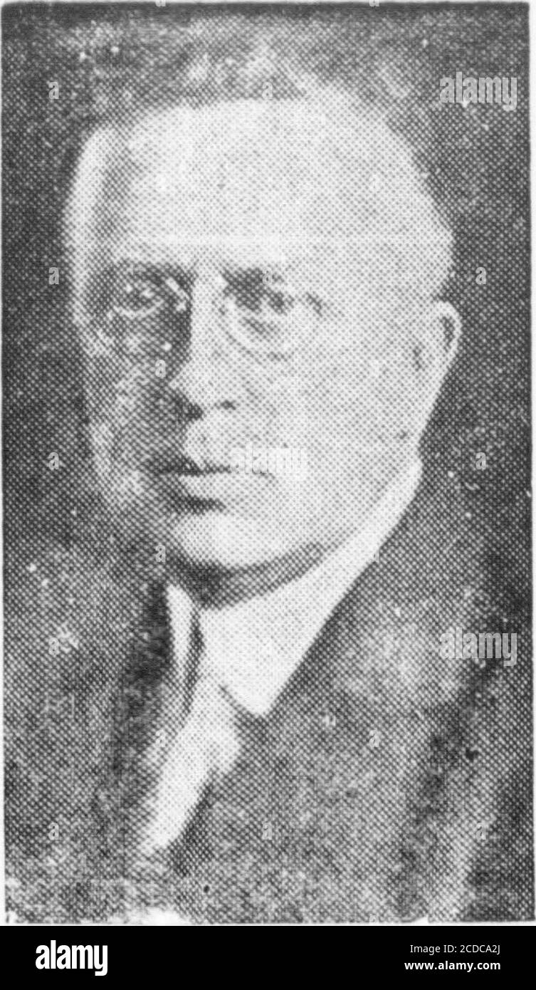 . Die Rotunde . W. C. A. ARBEIT. Viele großartige Vorschläge wurden für das nächste Jahr in den jährlichen Re-Ports gegeben bei offenen Kabinettssügen am Samstag und wir erwarten große Dinge des kommenden Kabinetts. Die fre.shmen, und neu -^irls, die im Laufe des Jahres kamen, wurden madeto zu Hause fühlen durch die Mitgliedschaftskommission. Sie erhielten Parties, die es ihnen ermöglichten, Mädchen zu treffen und Freundschaften zu schließen. Drei sehr interessante Briefe wurden im Laufe des Jahres von der Al-umnae Conunittee. Auf diese Weise sind wir in der Lage, mit den alten Mädchen in Kontakt zu bleiben und sie wissen zu lassen, was wir tun. Die Kirche cooper Stockfoto