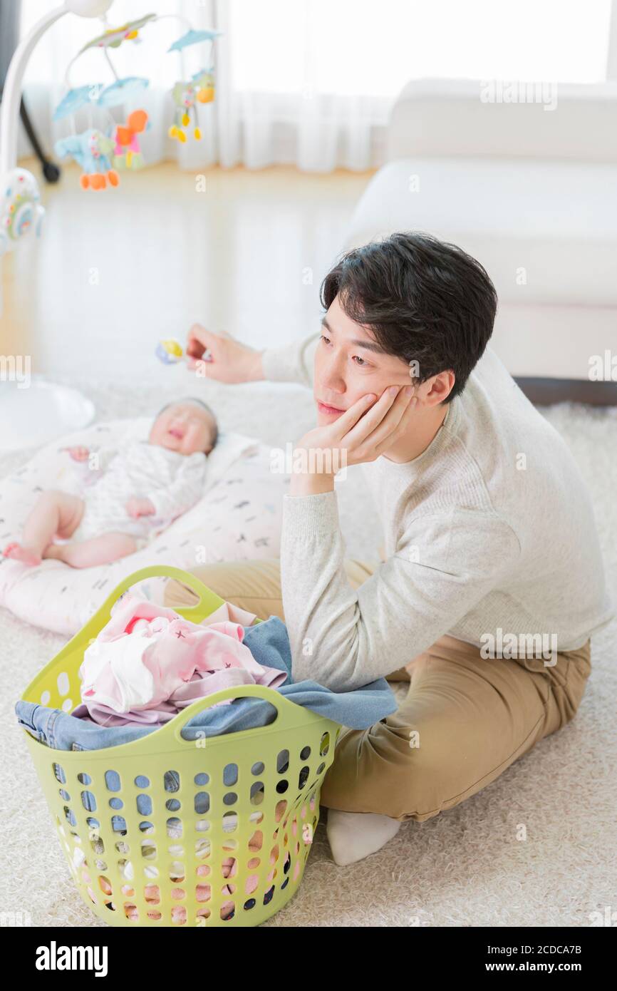 Modernes junges Familienkonzept, junge Mutter und Vater mit Neugeborenen 510 Stockfoto