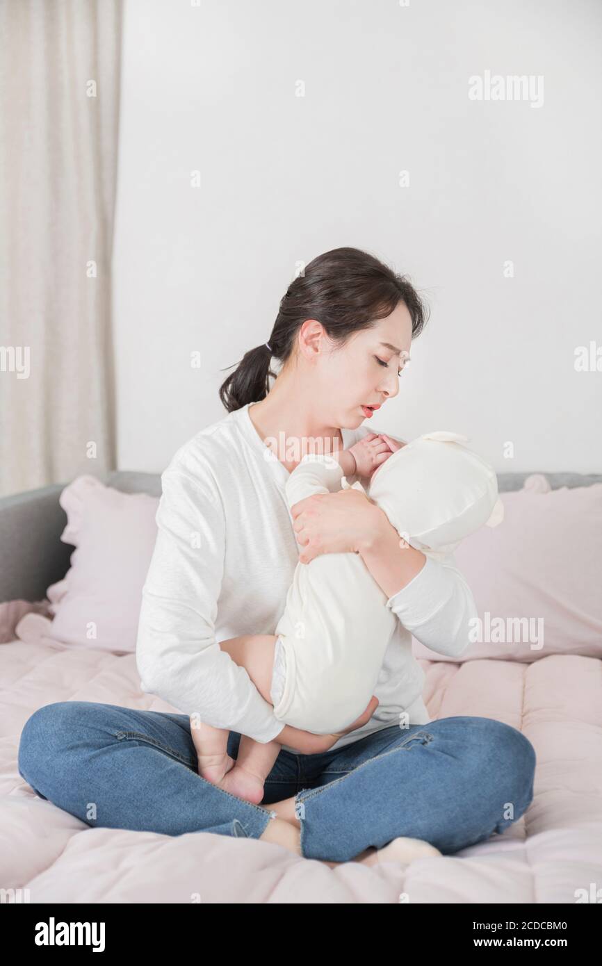 Modernes junges Familienkonzept, junge Mutter und Vater mit Neugeborenen 328 Stockfoto