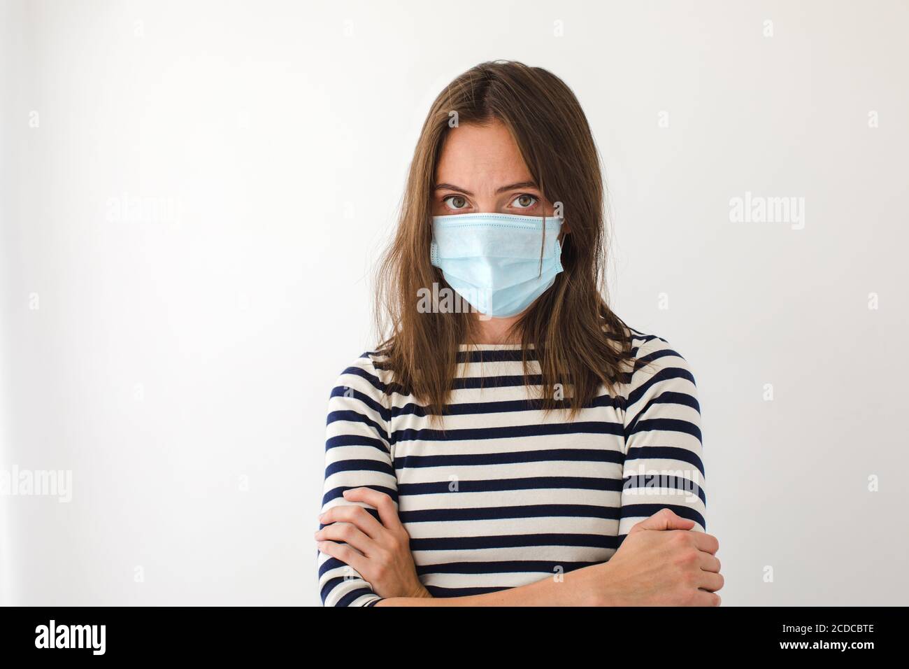 Frau in blauer medizinischer Schutzmaske wollen aufhören Stockfoto