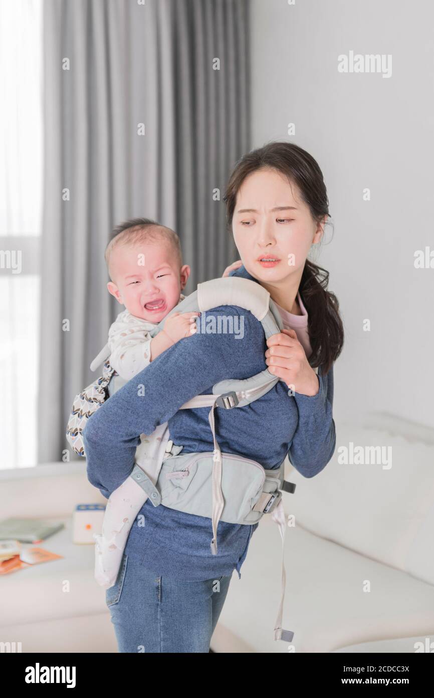 Modernes junges Familienkonzept, junge Mutter und Vater mit Neugeborenen 279 Stockfoto