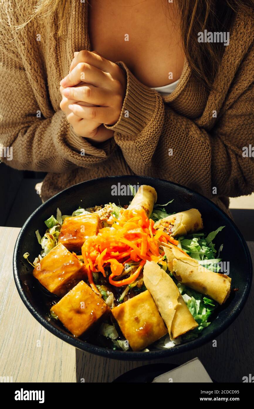 Frauen machen sich bereit, eine große vietnamesische vermicelli Mahlzeit zu essen Stockfoto