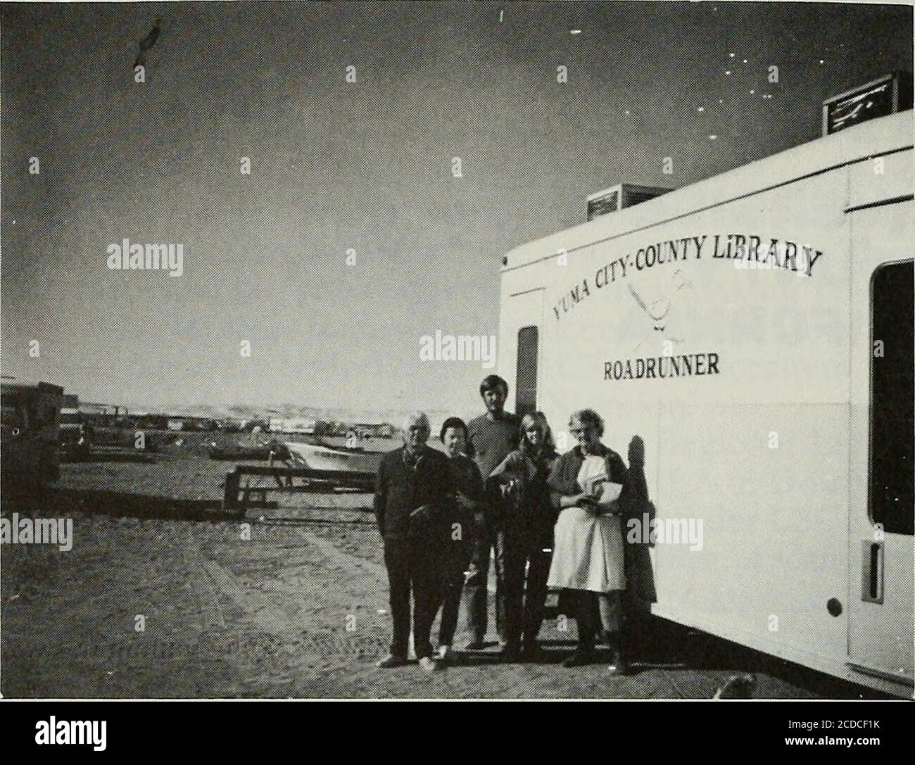 . News Notes of California Libraries . c/r YUMA COUNTYARIZONA IMPERIAL DAMLAGUNA DAM YUMA braucht ein paar der Menschen. Andere überquerten den Fluss zur YumaCity-Kreisbibliothek, die ihnen viele Jahre lang kostenlosen Service bot, dann eine Jahresgebühr von 4 Dollar für eine Zeit berechnete, dann kehrte die Politik zurück zu freiem Zugang zu begehbaren Gönnern. Diese Stop-GAP-Maßnahmen waren ständige Erinnerungen an die Notwendigkeit, den Bibliotheksdienst in diesem Bereich zu erweitern und zu bereichern. Bis September 1971 war eine detaillierte vorläufige Untersuchung des Gebiets, das vom Arizona-California Cooperative Program bedrängt werden sollte, abgeschlossen worden. Die regelmäßig sche Stockfoto