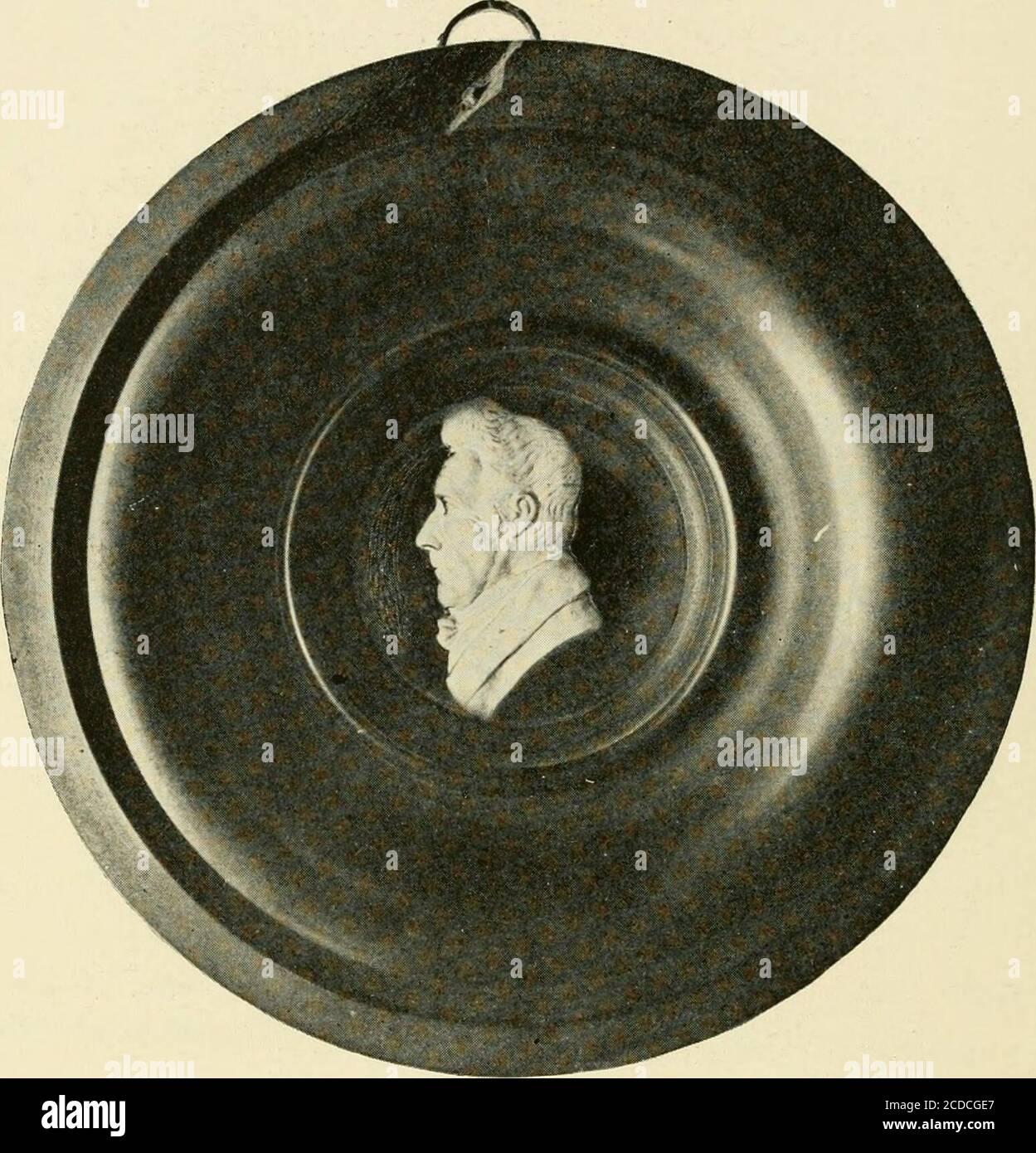 . William Lanier Washingtons Sammlung von Reliquien und Erinnerungsstücken von George Washington. Vergoldeter Rahmen. Durchmesser^ 3 Zoll. Aus der Sammlung von Chief Justice James T. Mitchell. 94« – Schwarzes Basalt Wedgwood Medallion von Wash-ingtonX^ Kopf im Profil nach rechts, Haare in einer Warteschlange gebunden. Some-^^^ * Was ist mit dem Houdon-Typ? Eingeprägte Marke und Titel auf der Rückseite. Durchmesser, 4 Zoll. 95 – Schwarz und Weiß Wedgwood Plaque von Wash-ingtonW ^ ^ Büste im Profil nach links, Haare in einer Warteschlange gebunden; kreisförmig?^ &lt;=^ Plaque von einem größeren Objekt geschnitten. In Hogarthian Rahmen. Durchmesser, 3^4 Zoll. 96 – Miniaturdruck von George Wash Stockfoto