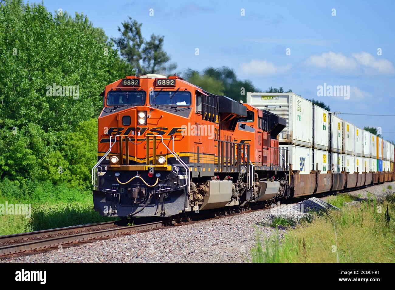 Flagg Center, Illinois, USA. Geführt von einem Paar Lokomotiven, ein Burlington Northern Santa Fe intermodale Güterzug führt durch das ländliche Illinois. Stockfoto