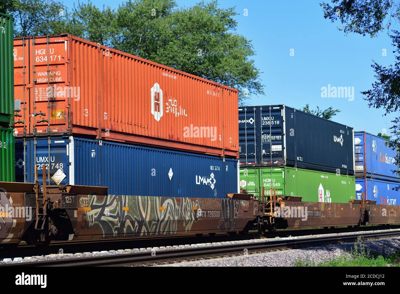 LAFOX, Illinois, USA. Ein Stapel- oder Containerfrachtzug auf seiner Ostreise nach Chicago. Stockfoto