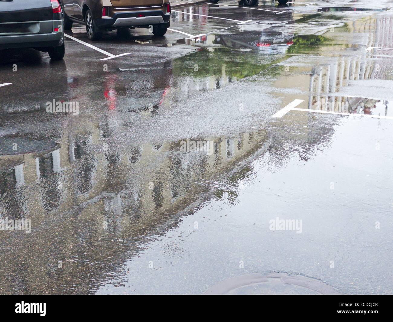 Autos auf einer überfluteten Straße nach heftigen Regenfällen in geparkt Innenstadt Stockfoto