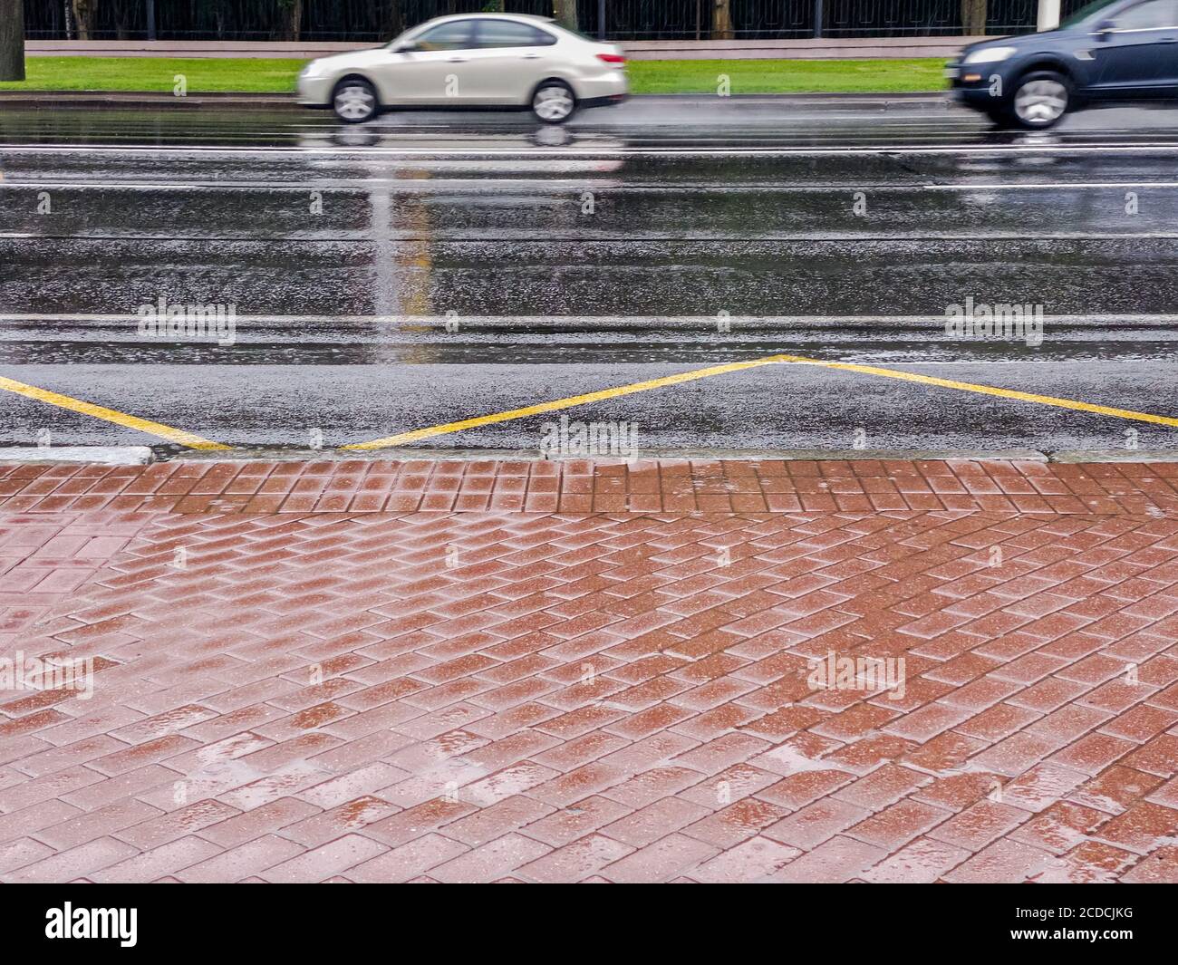 Autofahren auf einer nassen Straße nach starken Regenfällen in Bewegungsunschärfe Stockfoto