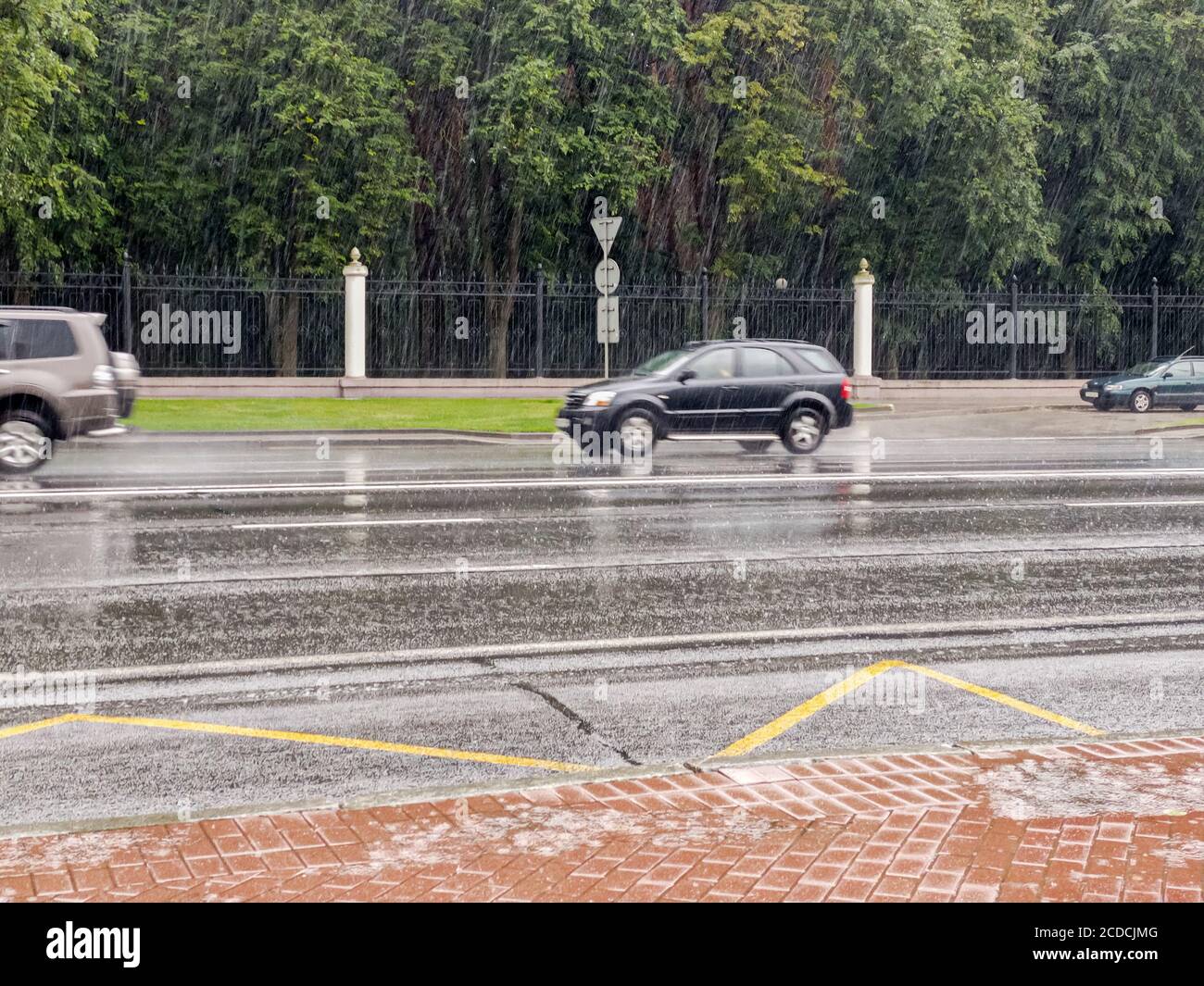 Verkehr von Autos in bewölktem regnerischen Tag. Bewegung verschwimmen Stockfoto