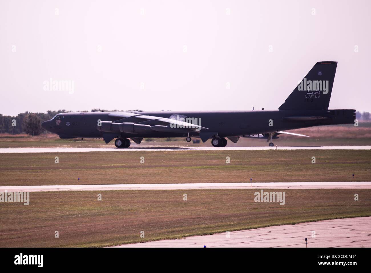 Eine B-52H Stratofortress von Barksdale Air Force Base, Louisiana, Taxiis, 26. August 2020, auf der Minot Air Force Base, North Dakota. Als einzige andere B-52-Basis verfügt Minot über eine beträchtliche Infrastruktur und Unterstützung, um sicherzustellen, dass die Air Force Global Strike Command-Mission nicht beeinträchtigt wird. (USA Luftwaffe Foto von Airman First Class Jan K. Valle) Stockfoto