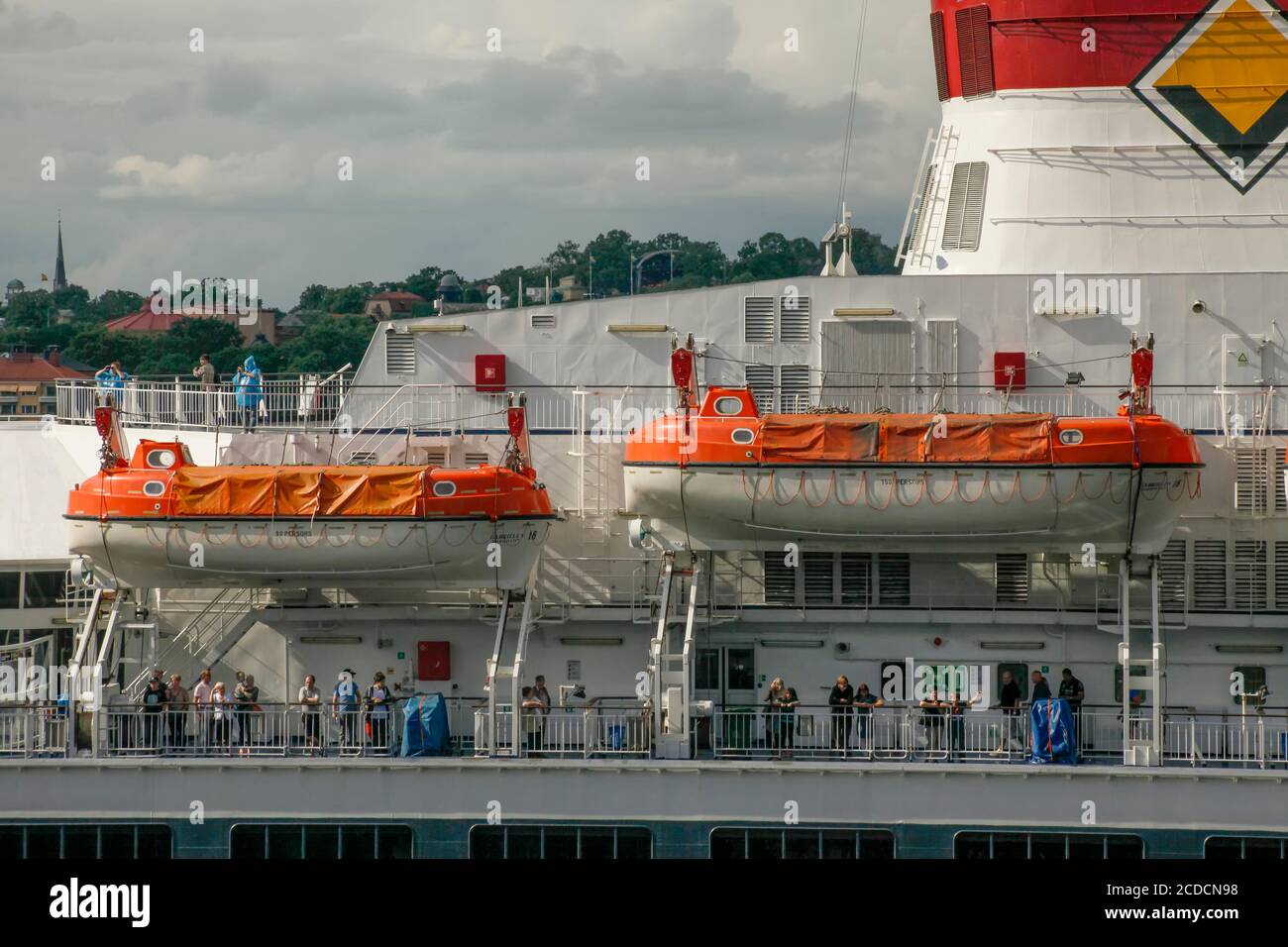 Rettungsboote auf Kreuzfahrtschiff Stockfoto