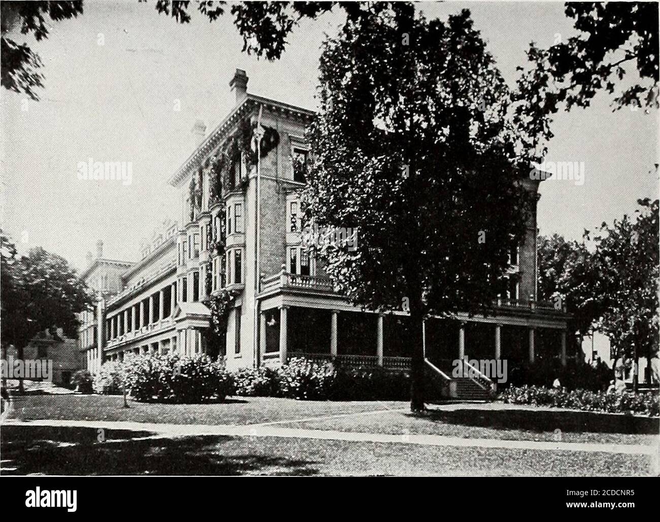. Der Dachs . 5 6 1 Chadbourne Hall. Chadbourne Hall ist ein Schlafsaal mit Zimmern für hundertfünfzig girls.Traditional frolics spielen eine große und unvergessliche Rolle im Leben in Chadbourne.The erste Partei ist eine Kinderparty, Gegeben von den Sophomoren für die Freshmen.später geben die Junioren und Senioren eine Party für die Underclassmen, bei der die Unterhaltung aus einer Burleske auf die Manieren und Gewohnheiten der Gäste besteht.zur Weihnachtszeit unterhält das Hauskomitee. Zwischen den Semestern hält die Hallholds ein Mock Prom. Am Nachmittag von Washingtons Geburtstag unterhalten die Freshmenand-Sophomoren die Stockfoto