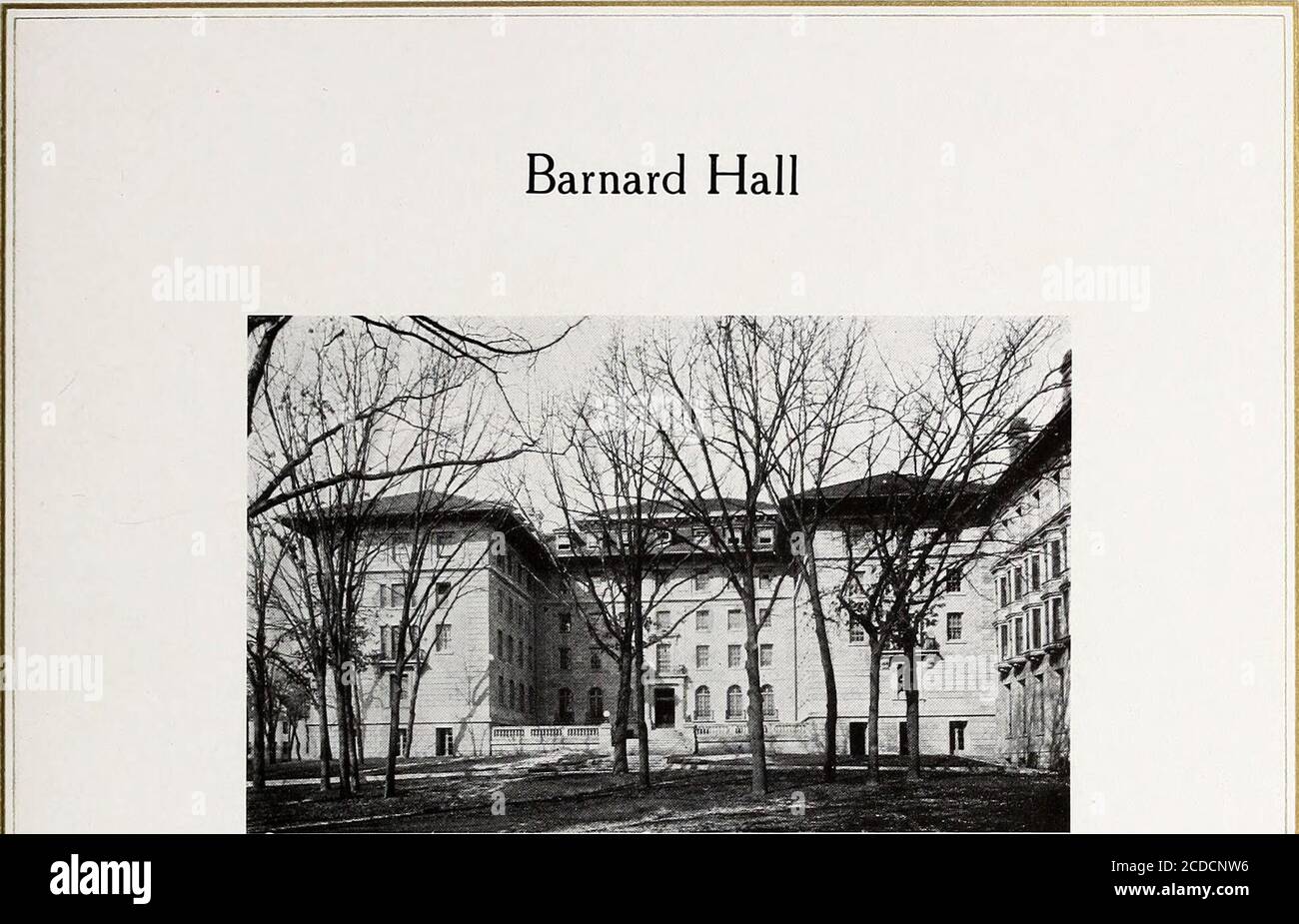 . Der Dachs . e Leben in Chadbourne.die erste Partei ist eine Kinderparty, Gegeben von den Sophomoren für die Freshmen.später geben die Junioren und Senioren eine Party für die Underclassmen, bei der die Unterhaltung aus einer Burleske auf die Manieren und Gewohnheiten der Gäste besteht.zur Weihnachtszeit unterhält das Hauskomitee. Zwischen den Semestern hält die Hallholds ein Mock Prom. Am Nachmittag des Washingtons Geburtstages unterhalten die Freshmenand-Sophomoren die Oberklassigen auf einer Kostümparty und rächen ihre früheren Erbarmen, indem sie die Senioren und Junioren begräben. Die letzte Aktivität findet im Mai statt. Das ist es Stockfoto
