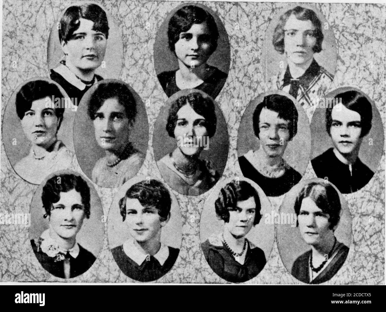 . Die Rotunde . Ive der . gleiche Frage hier Donnerstag Abend und gewann eine einstimmige Entscheidung von Bridgewater . Prday Evening EvelynGreybeal und Virginia Pettigrew Wona einstimmige Entscheidung von Harrison-burg auf die gleiche Frage. Am Freitagabend besiegte Gertrude Shep-Heard Eilzaibeth Kaminsky, die Harrisonburger Rednerin, in Harri-soniburg und Martha Ann Laing die Harrisonburger Rednerin hier. Das Thema für alle vier Orationen war Woodrow Wilson, ein Märtyrer des Weltfriedens. Elizaibeth Kaminskyist der Champion Redner dieser Prov-Ince von Pi Kappa Delta. Sie war schon seit sieben Jahren in diesem Bereich tätig Stockfoto