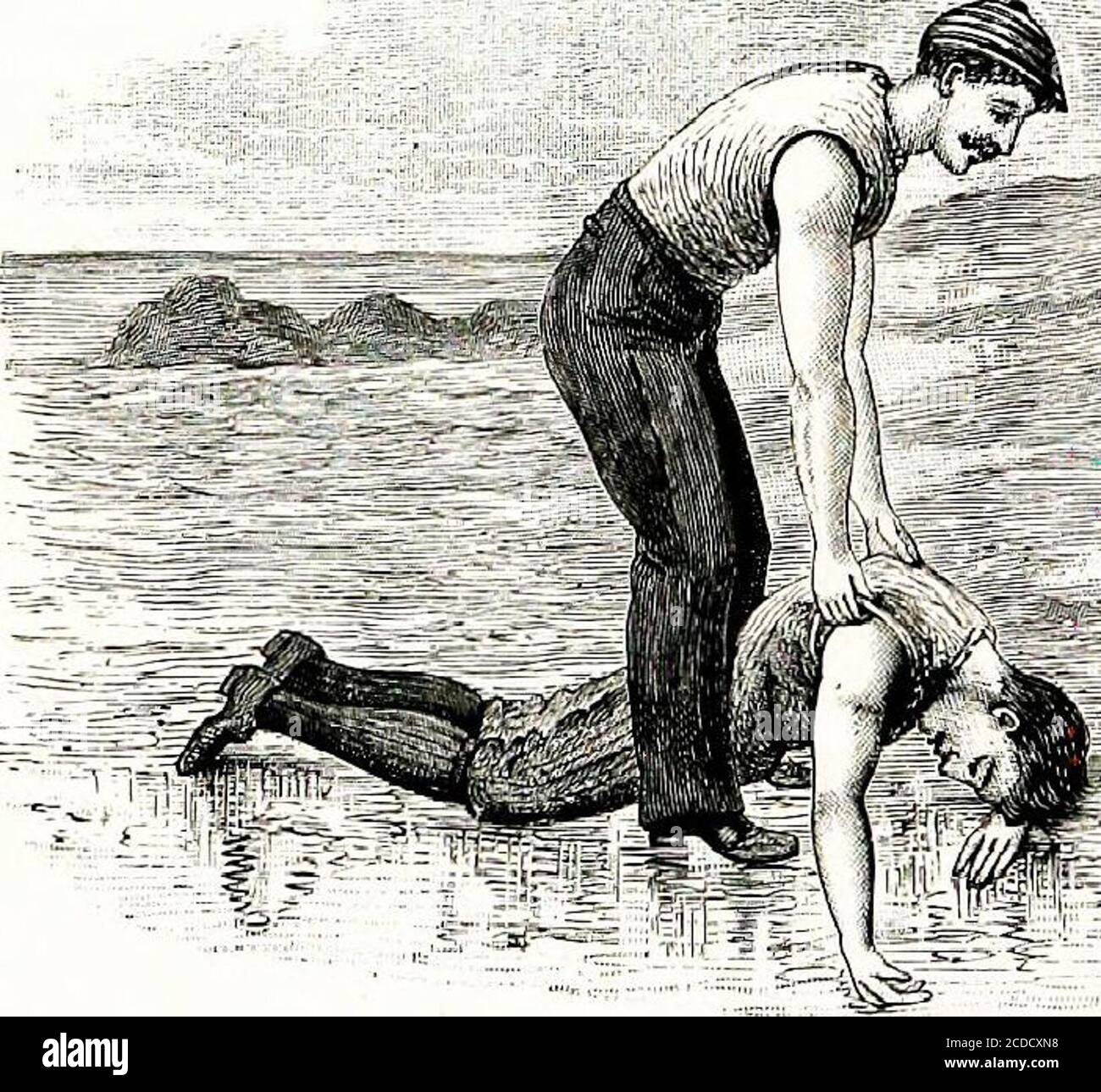 . Physiologie, experimentelle und deskriptive . ?¥- Abb. 96. Reanimation aus Ertrinken.Position 1. Auf seinem Gesicht, mit dem Kopf nach unten Hügel; Steh auf die Wanderer mit dem Gesicht zu seinem Kopf, und, Sperren Sie Ihre Finger 332 REANIMATION AUS ERTRINKEN zusammen unter seinem Bauch, heben Sie den Körper so hoch wie Sie können, ohne heben die Stirn vom Boden (Feige. 96, Position1), und geben Sie dem Körper einen klugen Ruck, um Schleim aus der Kehle und Wasser aus der Luftröhre zu entfernen; halten Sie den Körper Sus-pended lang genug, um langsam ein, zwei, drei, vier, fünf zählen, wiederholen den Ruck sanft zwei oder drei Mal.. £*& Stockfoto