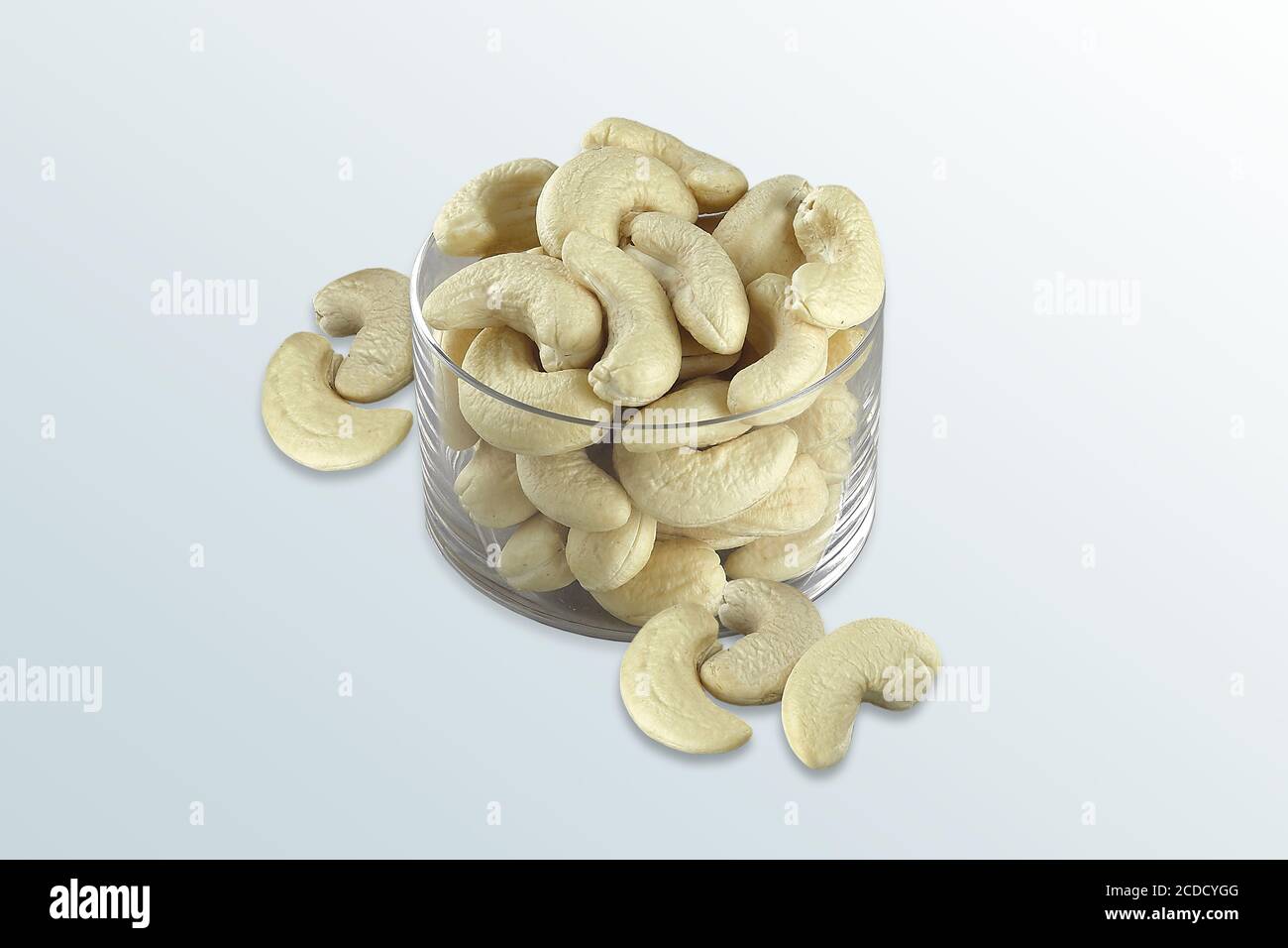 Cashewnüsse in der Glasschüssel, Set aus köstlichen Cashewnüssen, Cashewnüsse mit Salz verzehrfertig, Glasschüssel mit Cashewnüssen, Selektiver Fokus, Stockfoto
