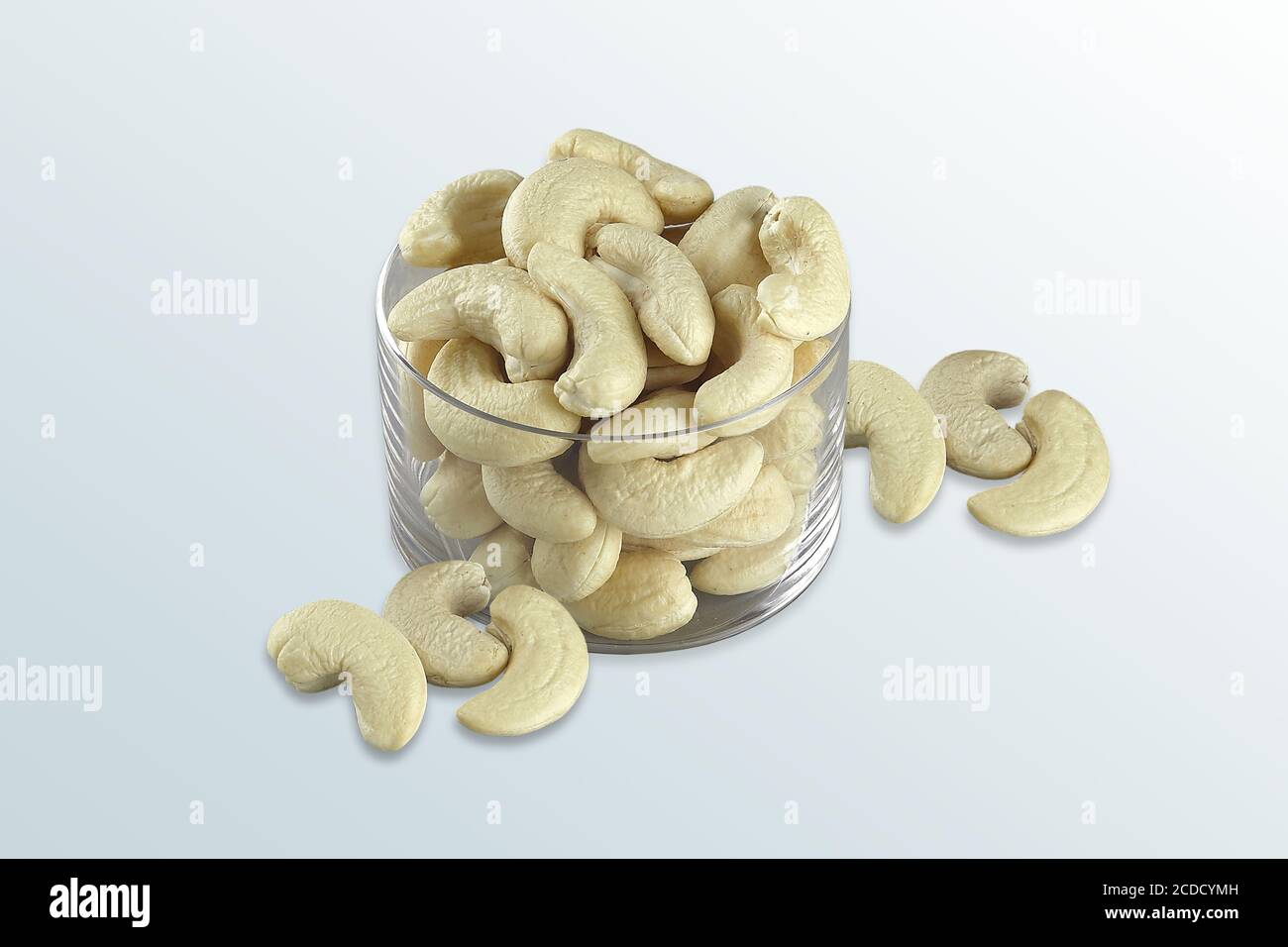 Cashewnüsse in der Glasschüssel, Set aus köstlichen Cashewnüssen, Cashewnüsse mit Salz verzehrfertig, Glasschüssel mit Cashewnüssen, Selektiver Fokus, Stockfoto