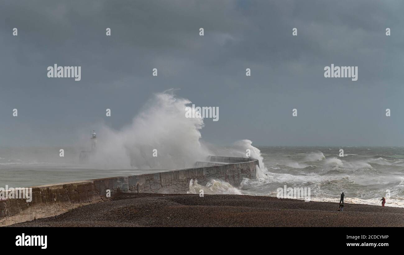 Stürmische Meere in Newhaven Stockfoto