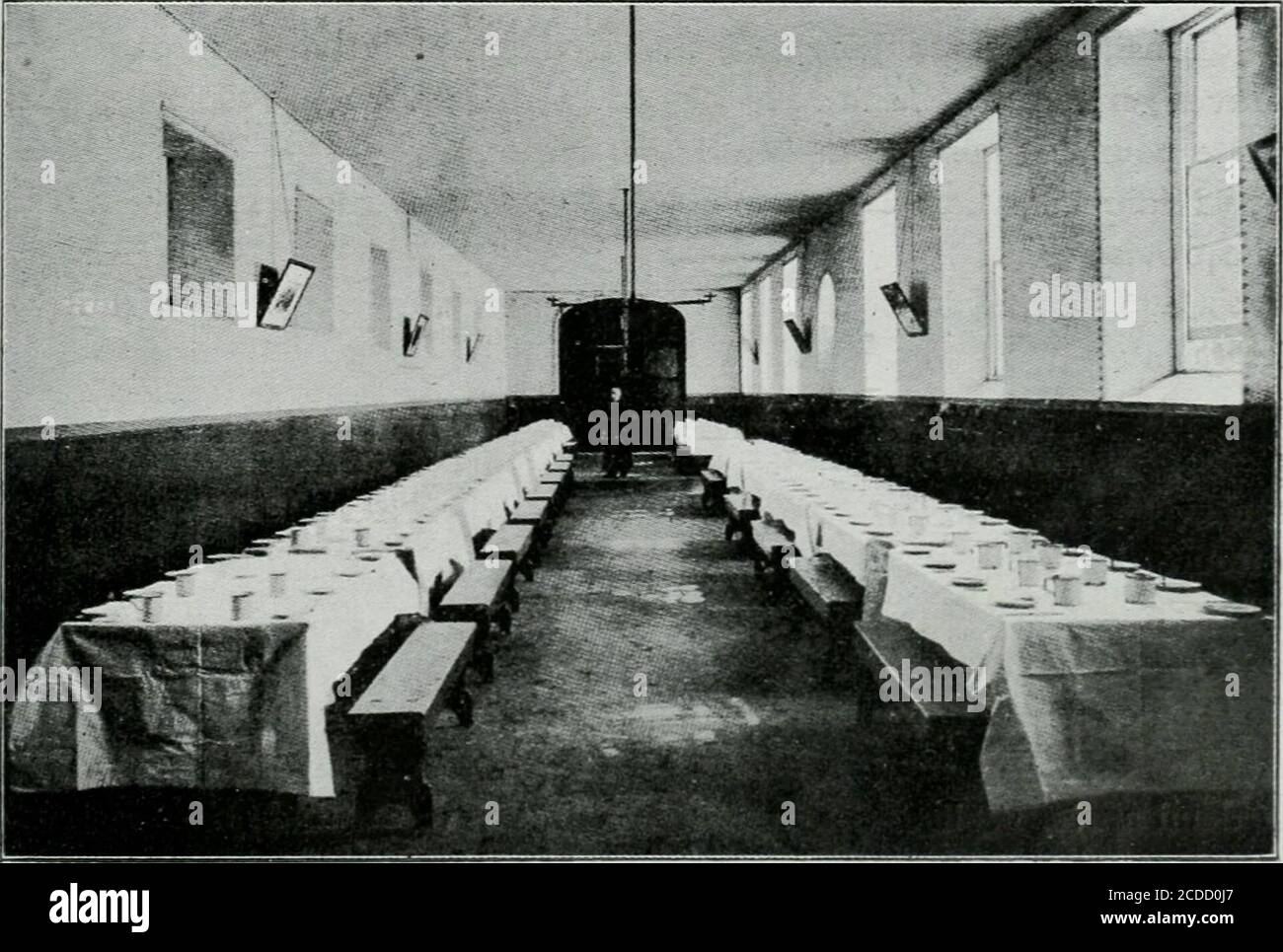 . Les Oblats de Marie Immaculée durant le Premier siècle de leur existence . t la troisième fois que le H. P. Fabre visitait Gleneree. Enpareourant les Ateliers, les jardins et les bâtiments, il eonstata aveeplaisir les améliorations réalisées. Elles étaient nombreuses et impor-tantes. Plus eiieore que Pliilii)stown qui est à proximité dune eite aveclaquelle les ecommunieations sont faciles, Gleneree doit se suffire à soi-même. On y est loin, en effet, de tout Centre de Population, et, parfois,lhiver, on est bloqué par la neige, pendant plusieurs jours. Aussi, outre la Boulangerie, y a-t-il une Stockfoto